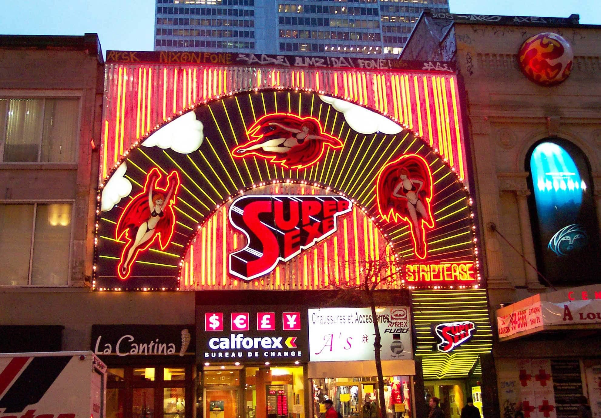 En 2004, des superwomen en sous-vêtements clignotaient à toute heure de la nuit.