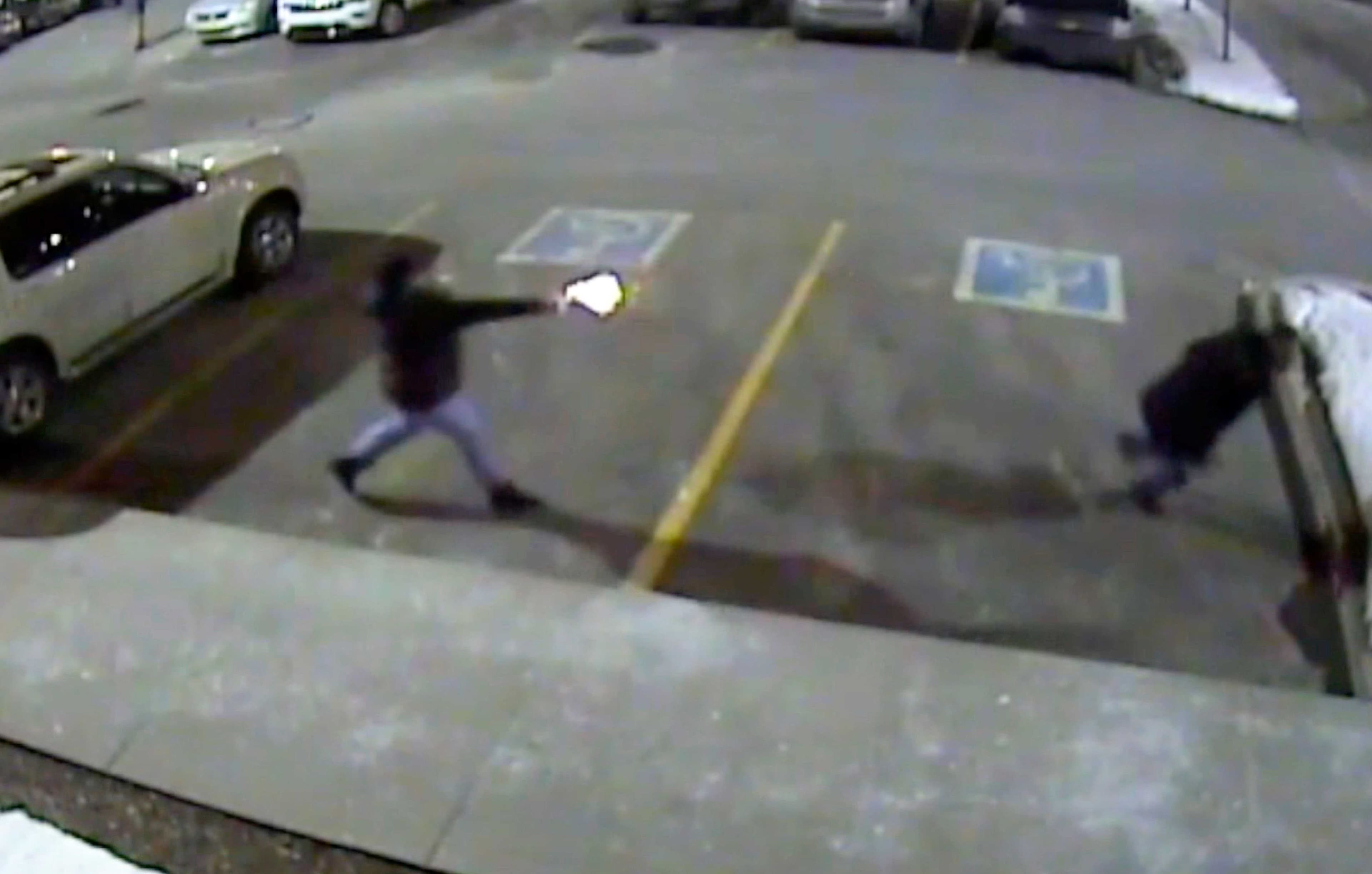 Le tueur à gages Frédérick Silva (à gauche), filmé alors qu’il est en train de tirer en direction du mafioso Salvatore Scoppa, le 21 février 2017, à Terrebonne.