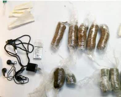 Divers objets interceptés par des agents correctionnels qui ont été livrés par drone dans des prisons du Québec. Sur la photo, on peut voir des écouteurs, du tabac, du cannabis et du haschich.