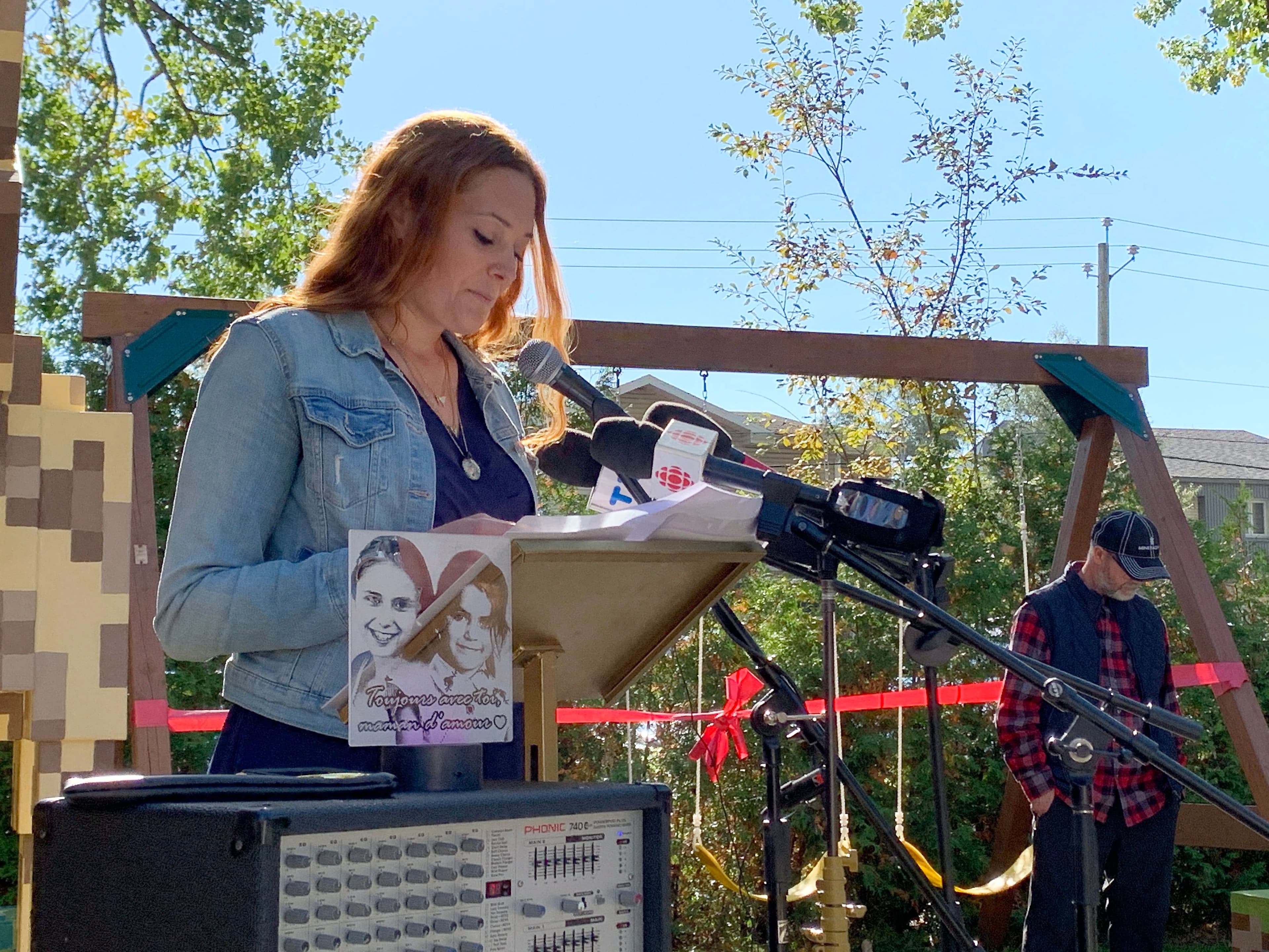 La mère de Norah et Romy, Amélie Lemieux, avait rencontré les médias après l’annonce de la mort de ses filles.