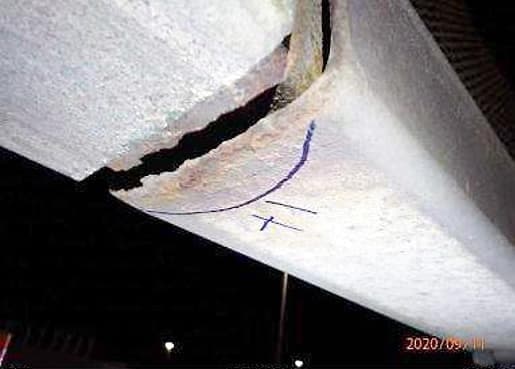 Sur le dispositif de retenue et la glissière médiane, les ingénieurs notent la corrosion de certaines ouvertures de drainage et d’extrémité de lisses.