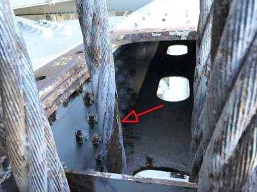 Quelques brins cassés sous les plaques guides.