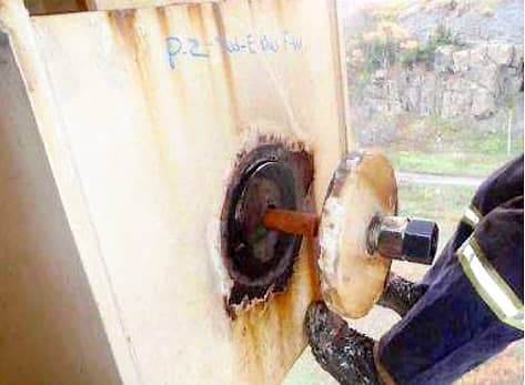 Sur le pont suspendu et le bras d’articulation, on note de la corrosion principalement à la base, sur les chevilles et les tiges d’acier.