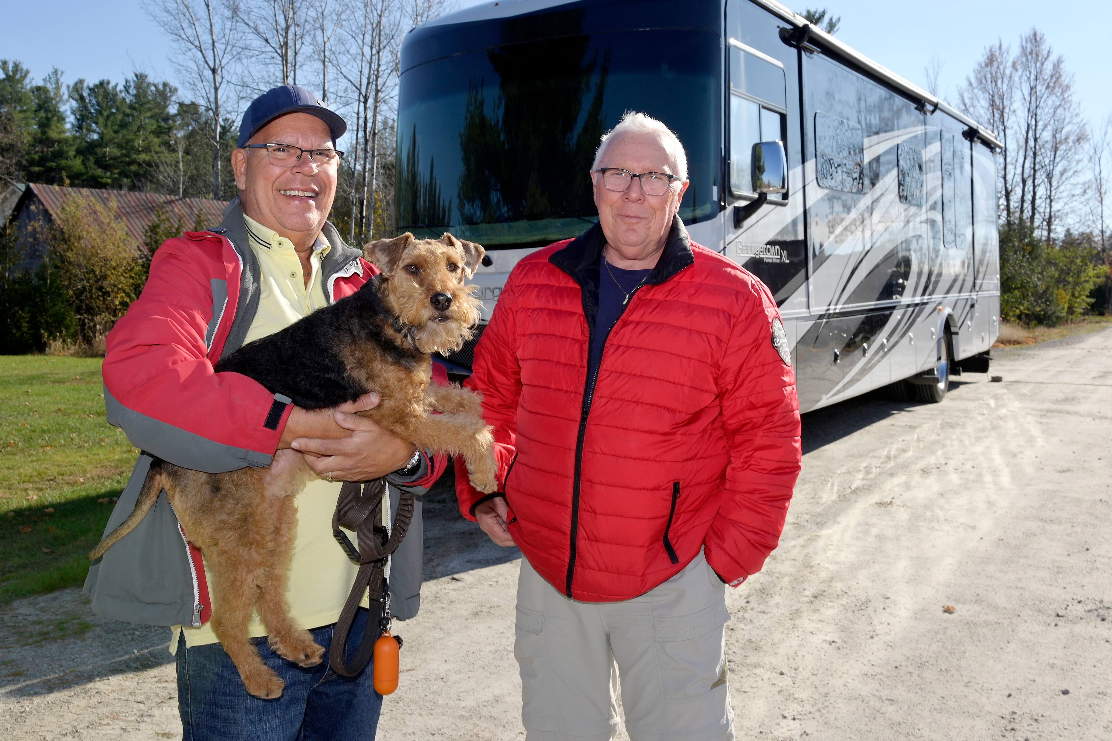 Robert Leriche, 69 ans, et Jean-Claude Dubuc, 68 ans avec leur chien César au camping le Dauphinais, à Hemmingford, Québec, le samedi 6 novembre 2021.
