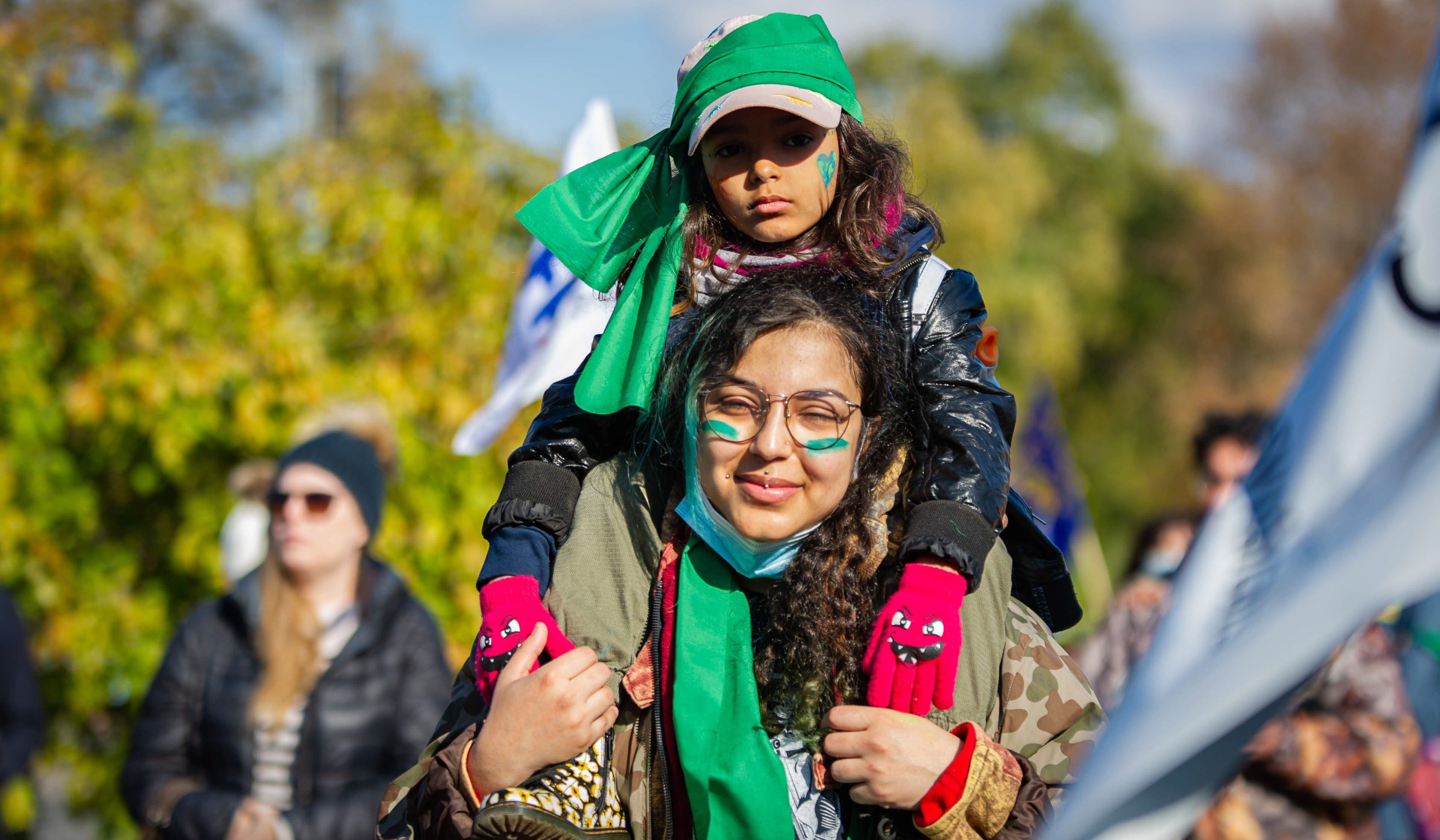 Une femme porte sur ses
épaules une jeune fille lors d’une
manifestation pour le climat,
à Montréal, en novembre dernier.