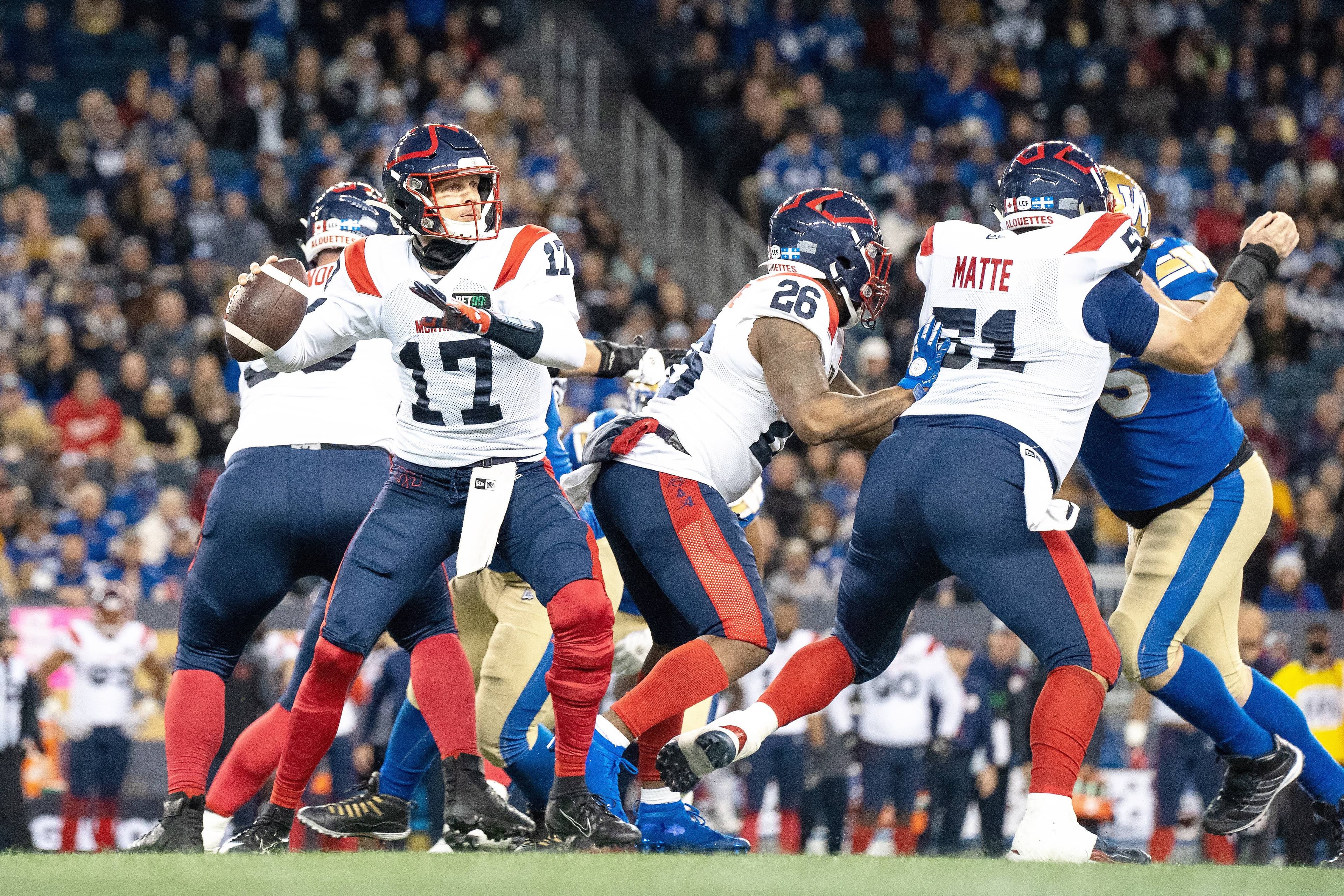 Le quart-arrière Trevor Harris ne l’a pas eu facile, samedi soir à Winnipeg.