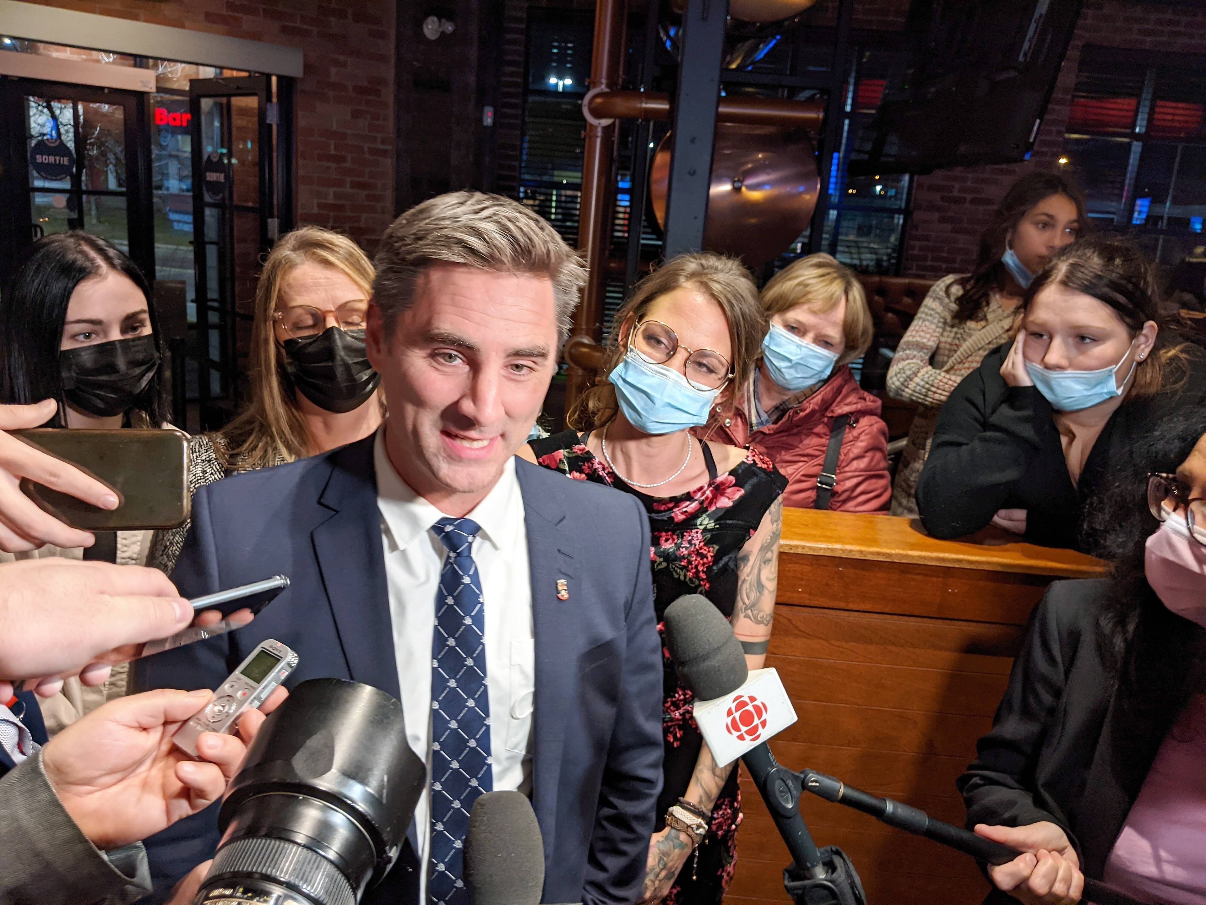 Hier soir, au rassemblement de Québec 21 à la brasserie sportive La Cage de Lebourgneuf, Jean-François Gosselin a précisé que ce sera aux membres de désigner le prochain chef du parti