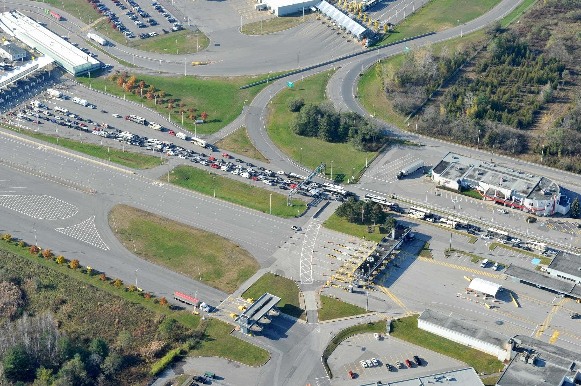 Les véhicules faisaient une longue file hier à la frontière de Lacolle, mais l’attente tournait autour d’une trentaine de minutes.