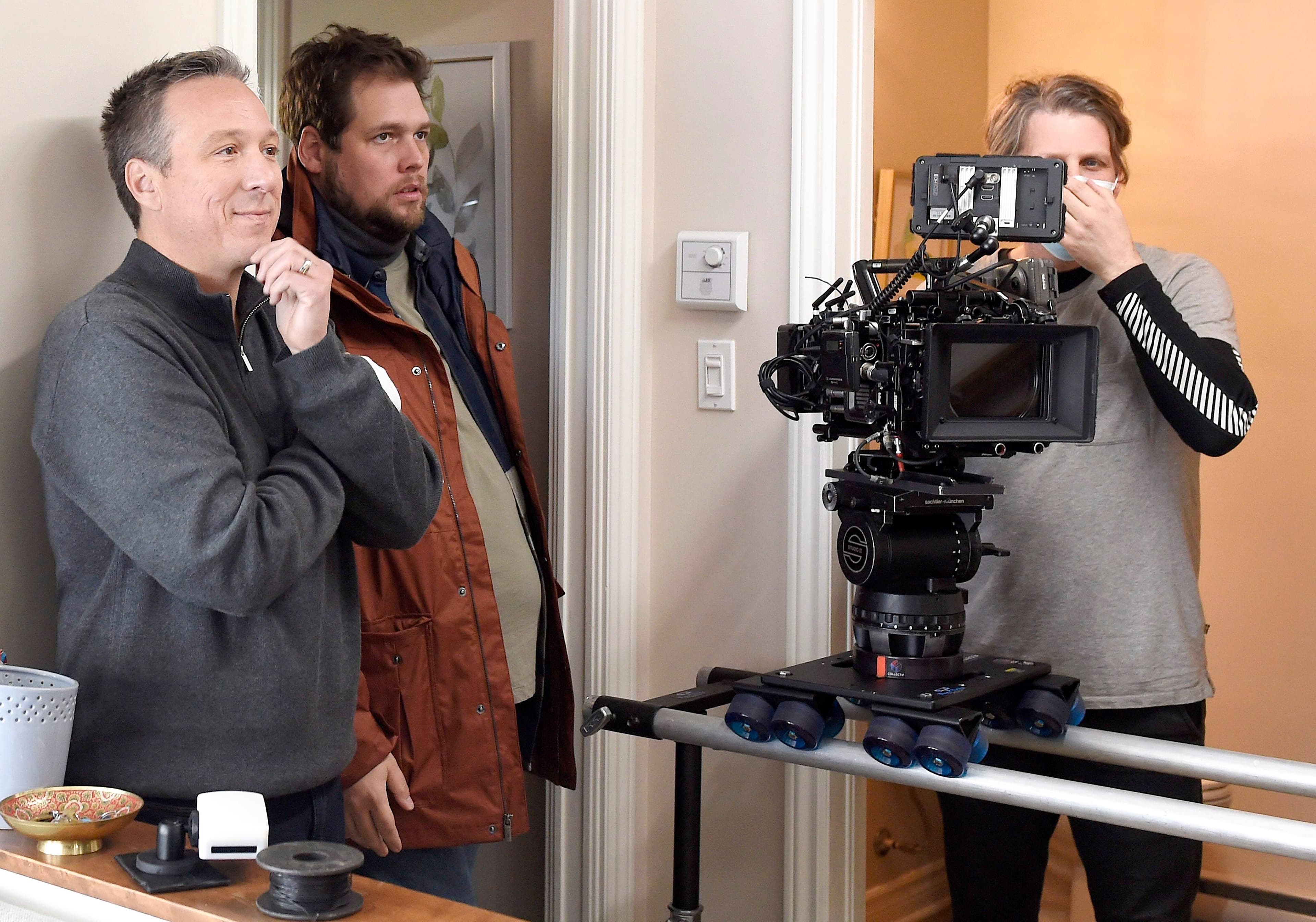 Les comédiens Guillaume Cyr et Pierre-François Legendre attendent leur tour, entre deux prises.