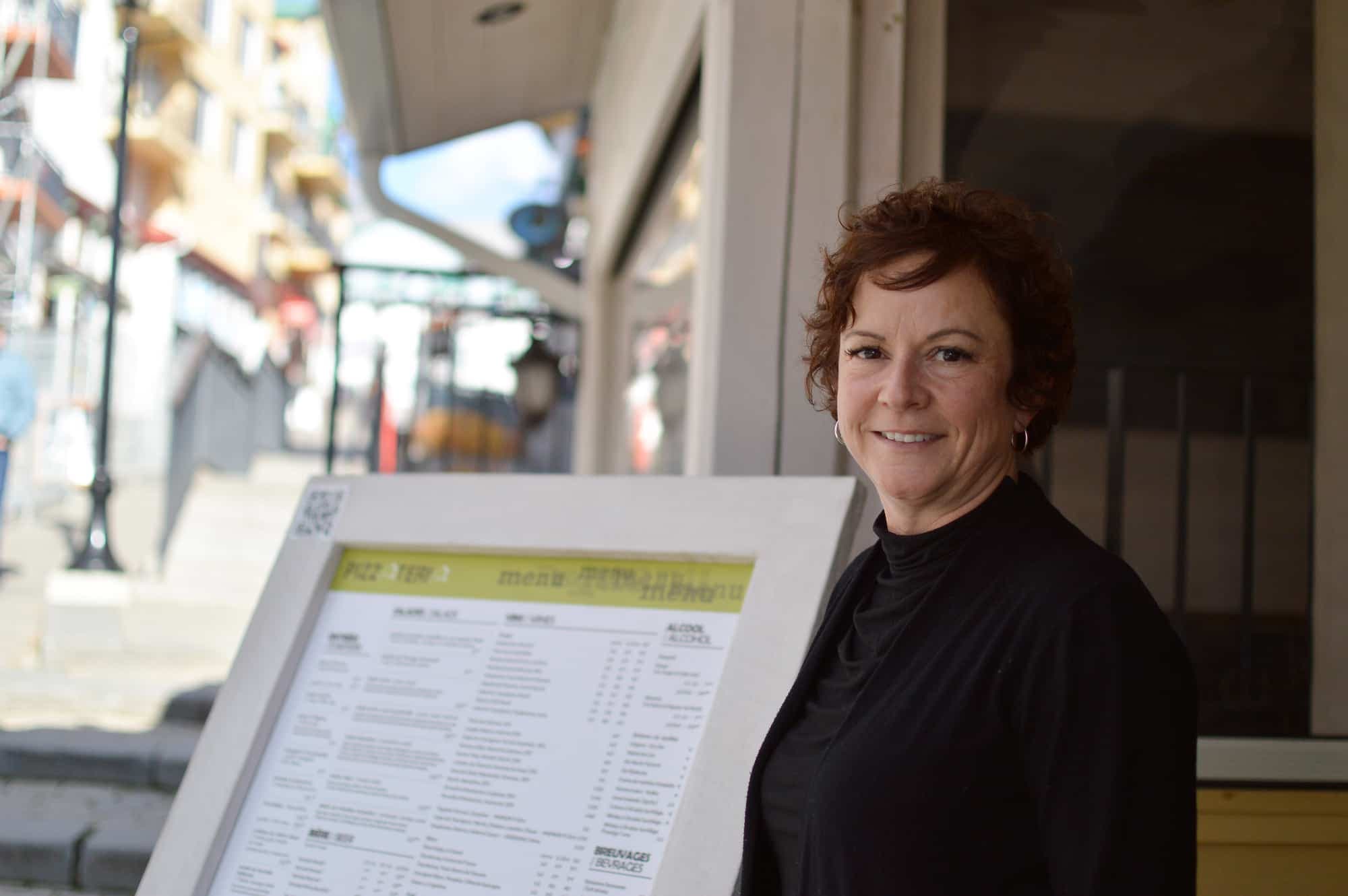 Pascale Nantais, dans son restaurant La Pizzateria à Mont-Tremblant, a décidé d'investir dans le bien-être de ses employés pour les attirer et les garder en achetant notamment une maison pour les loger.