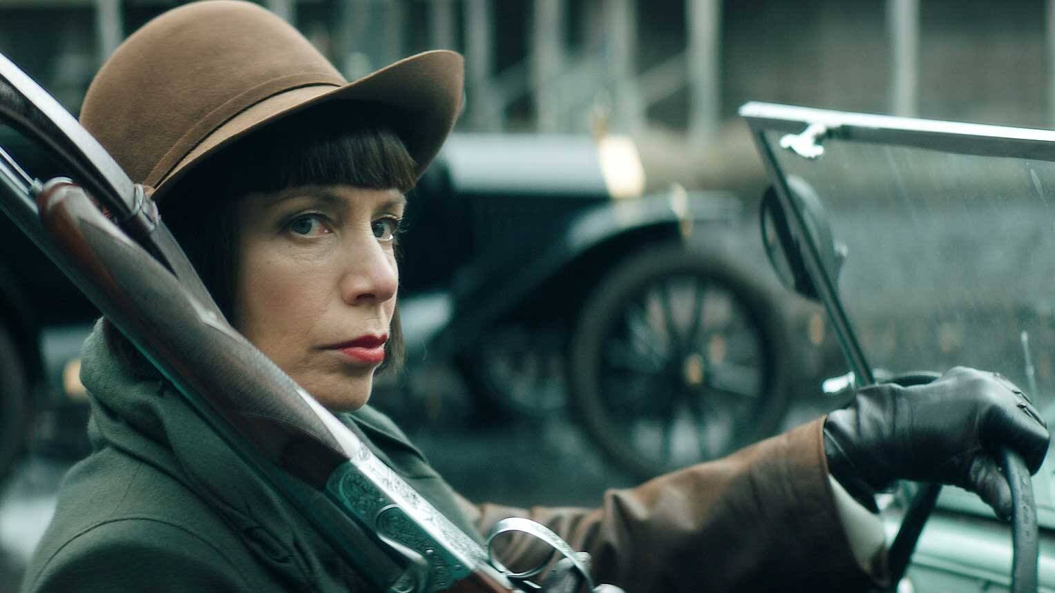 Céline Bonnier prête ses traits à La Stroop, la sorcière du village.