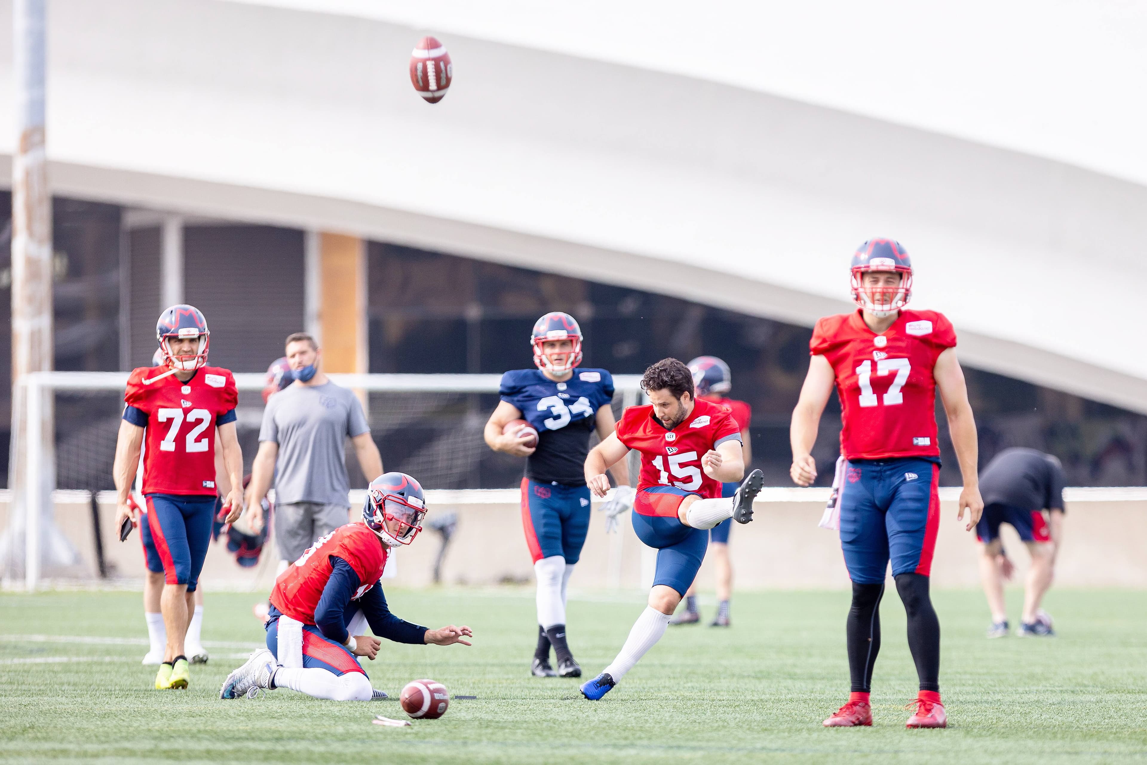 Le botteur David Côté saisi en pleine action lors d’un entraînement des Alouettes l’été dernier.