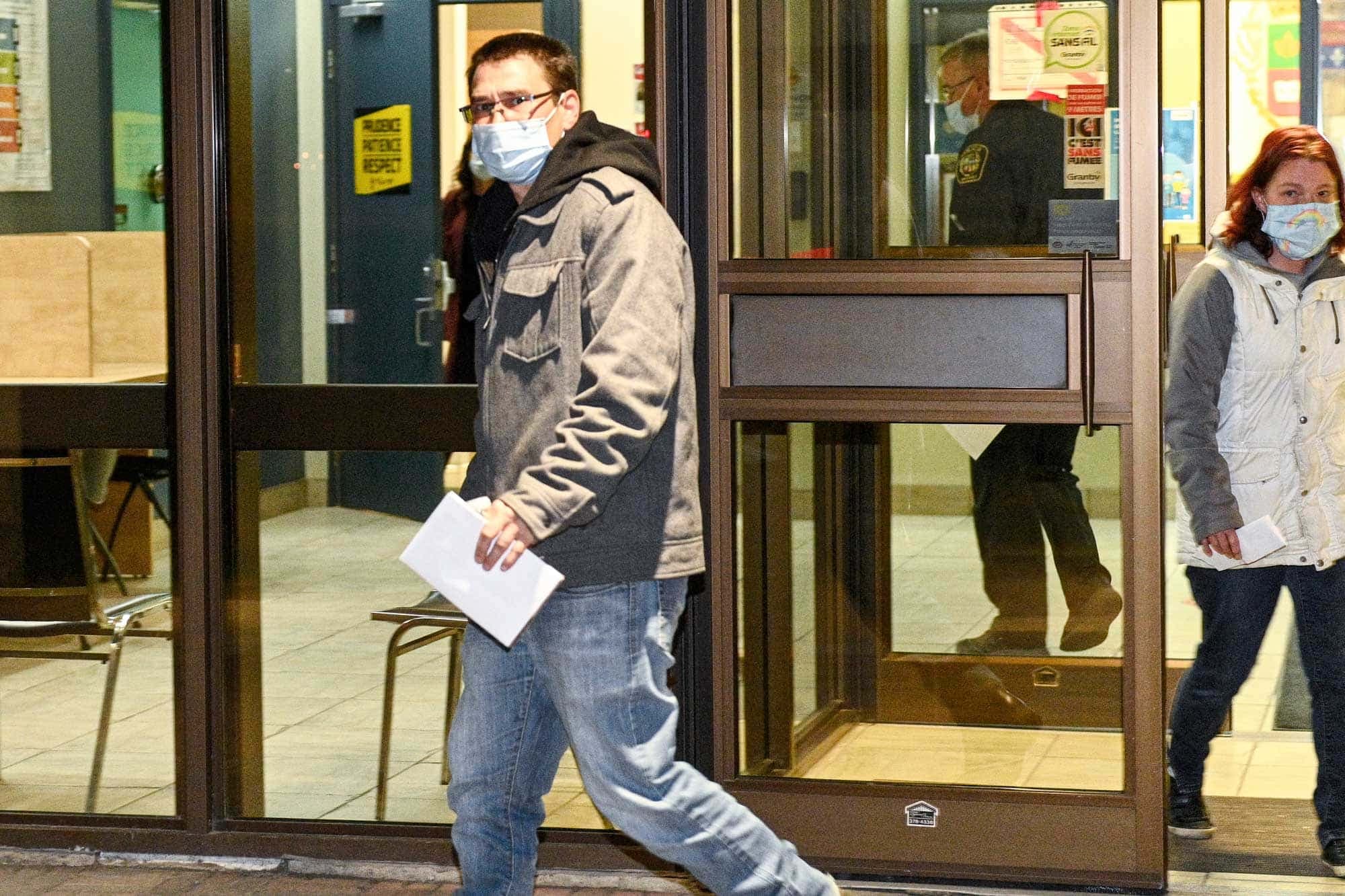 Sébastien Deshaies est l’une des 26 personnes arrêtées depuis mardi. On le voit hier à la sortie du poste de police de Granby hier.