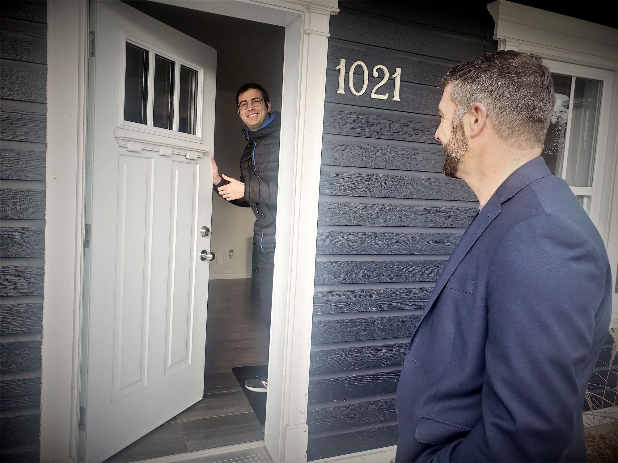 David Hervieux devant la maison que l’entreprise loue à son employé Benoit Cortier.