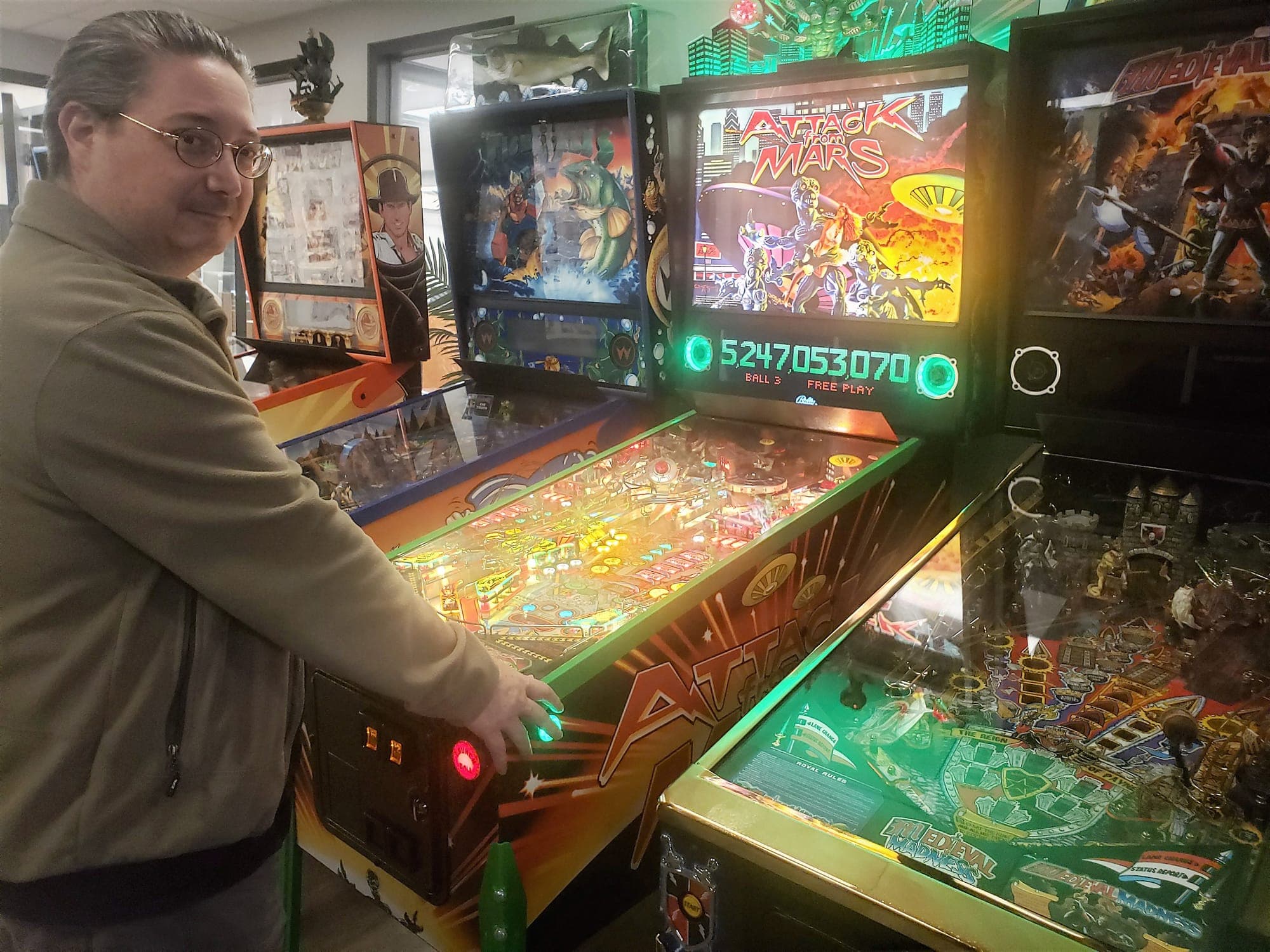 Denis Vincent, développeur de logiciels, jouant dans l’arcade de Devolutions.