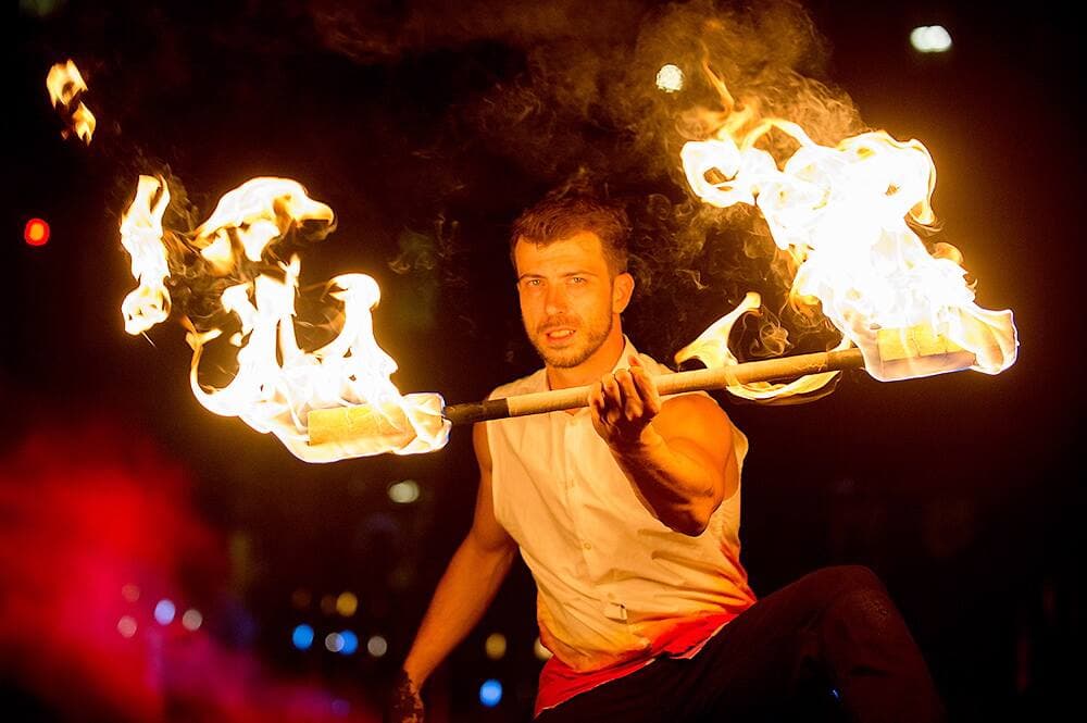 Les artistes du Cirque FLIP Fabrique animeront les rues du Quartier Petit Champlain avec des animations déambulatoires impromptues, les fins de semaine de décembre.