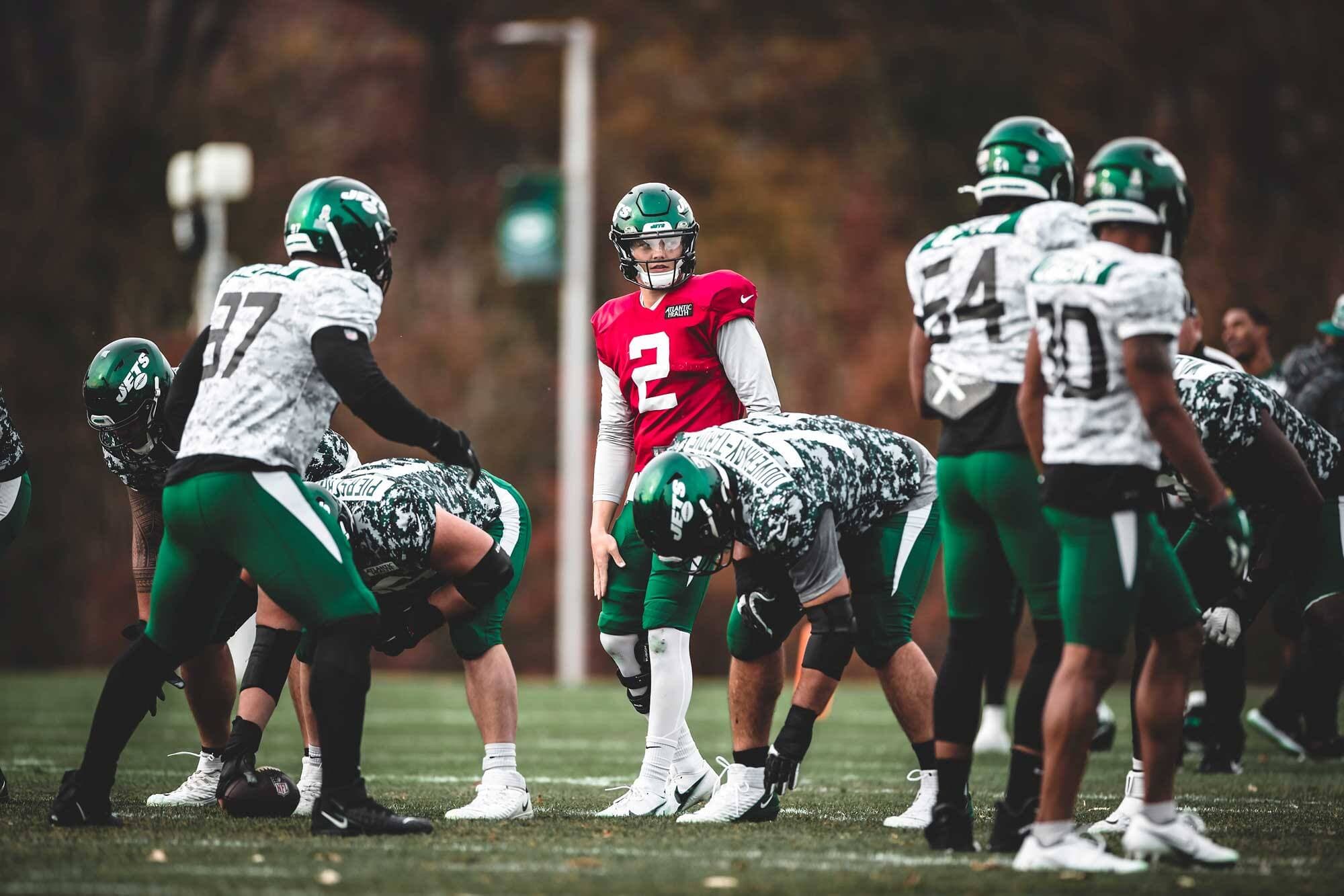 À certaines occasions à l’entraînement, Laurent Duvernay-Tardif a été utilisé comme garde à gauche, comme sur cette séquence en compagnie du quart-arrière recrue Zach Wilson.