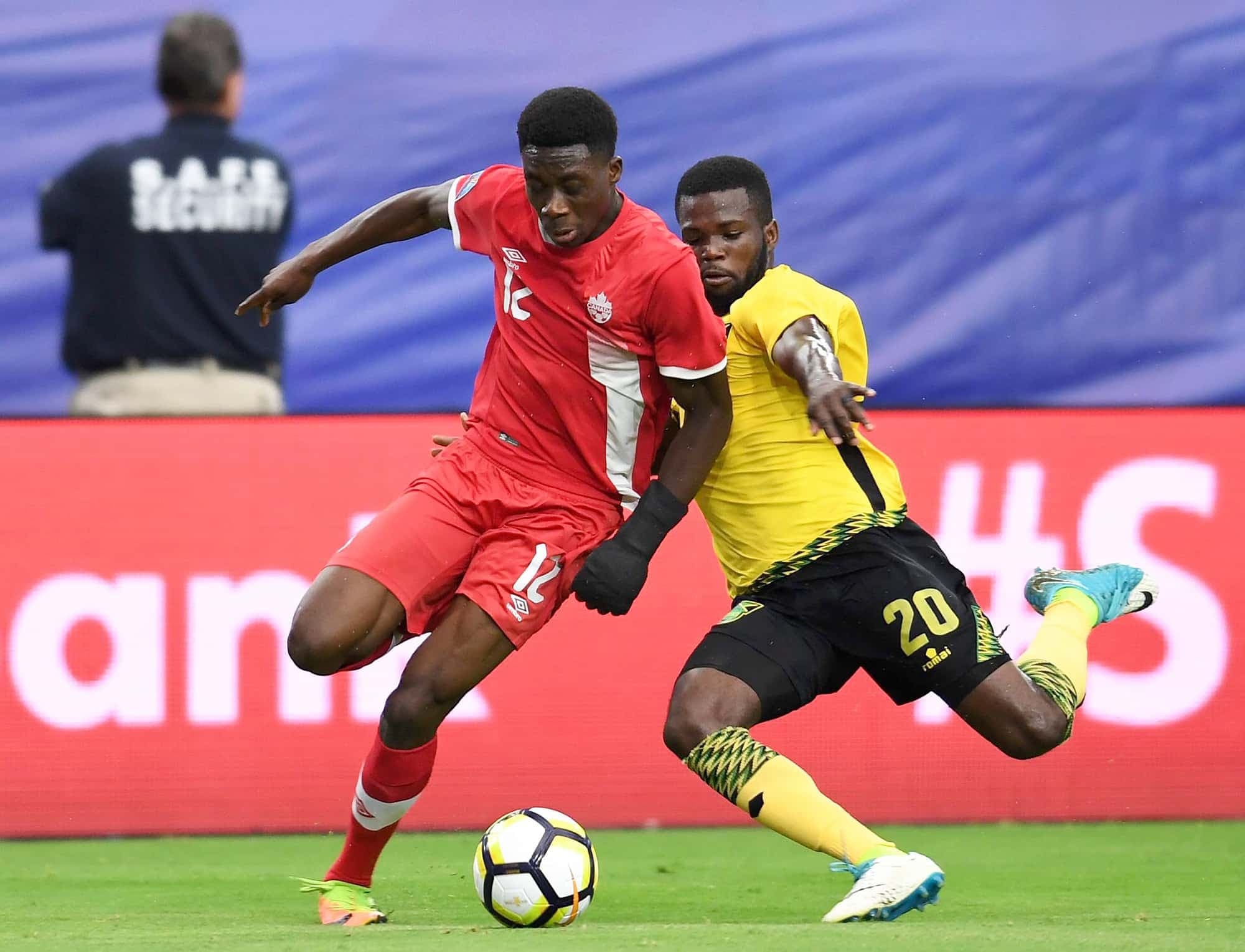 Alphonso Davies (en rouge) est le Connor McDavid du soccer au Canada.