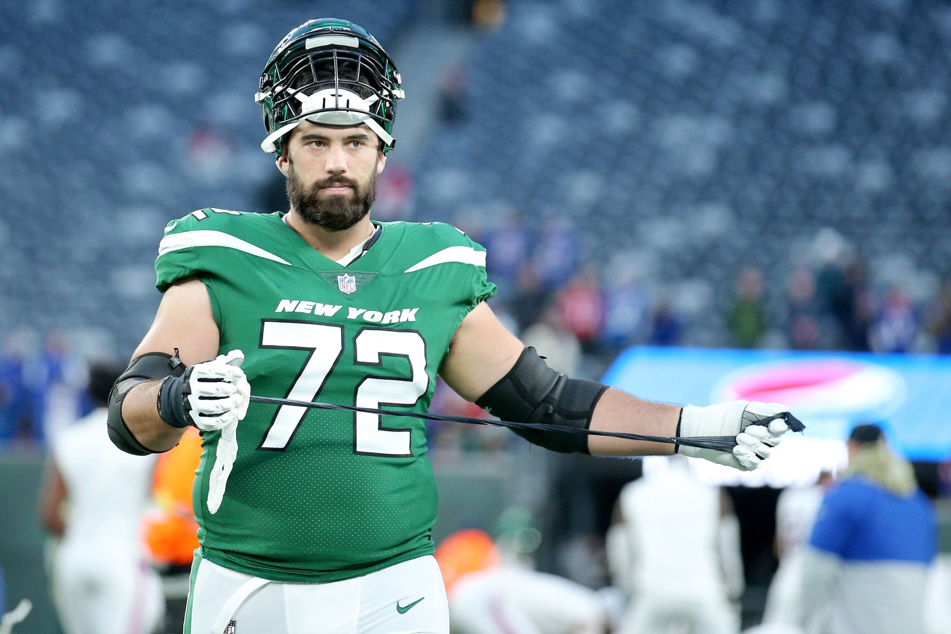 Laurent Duvernay-Tardif se dirigeant vers le vestiaire des Jets de New York après la défaite face aux Bills de Buffalo, dimanche.