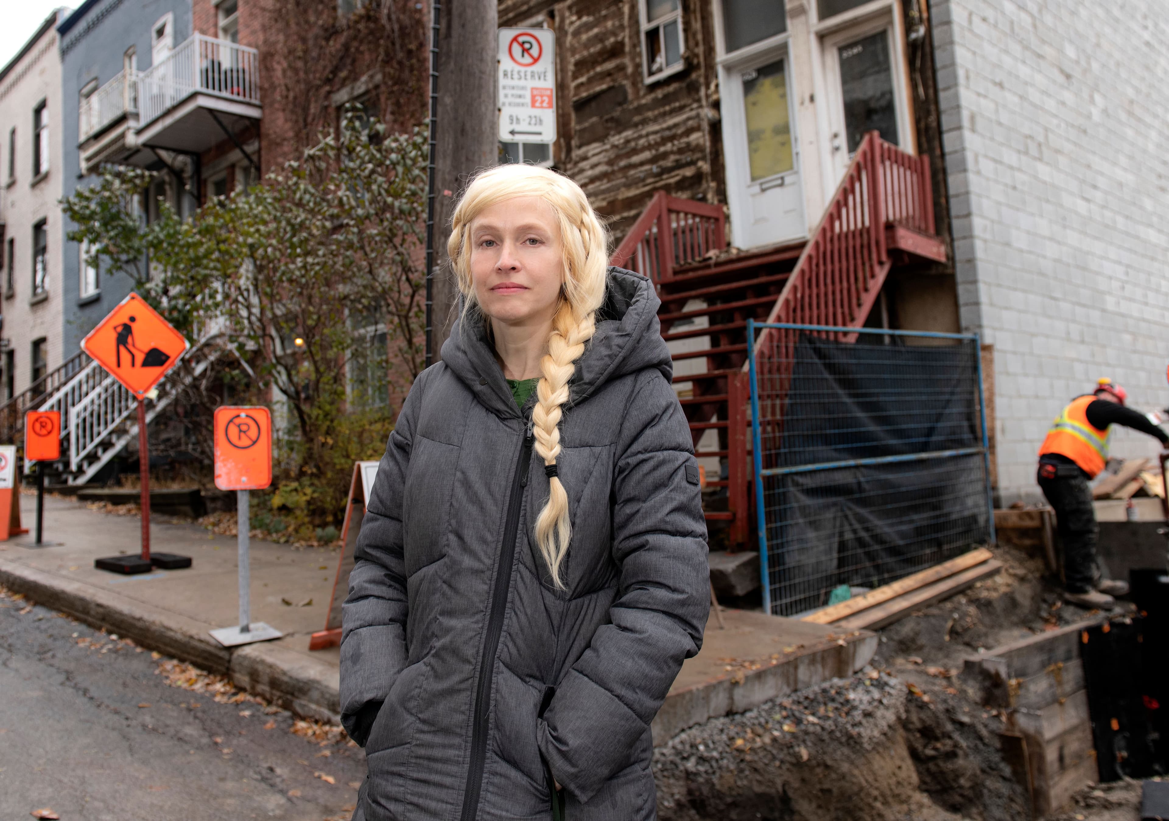 Sophie Lemieux devant son triplex, devenu une perte totale en 2020, sur la rue De Champlain de Montréal.