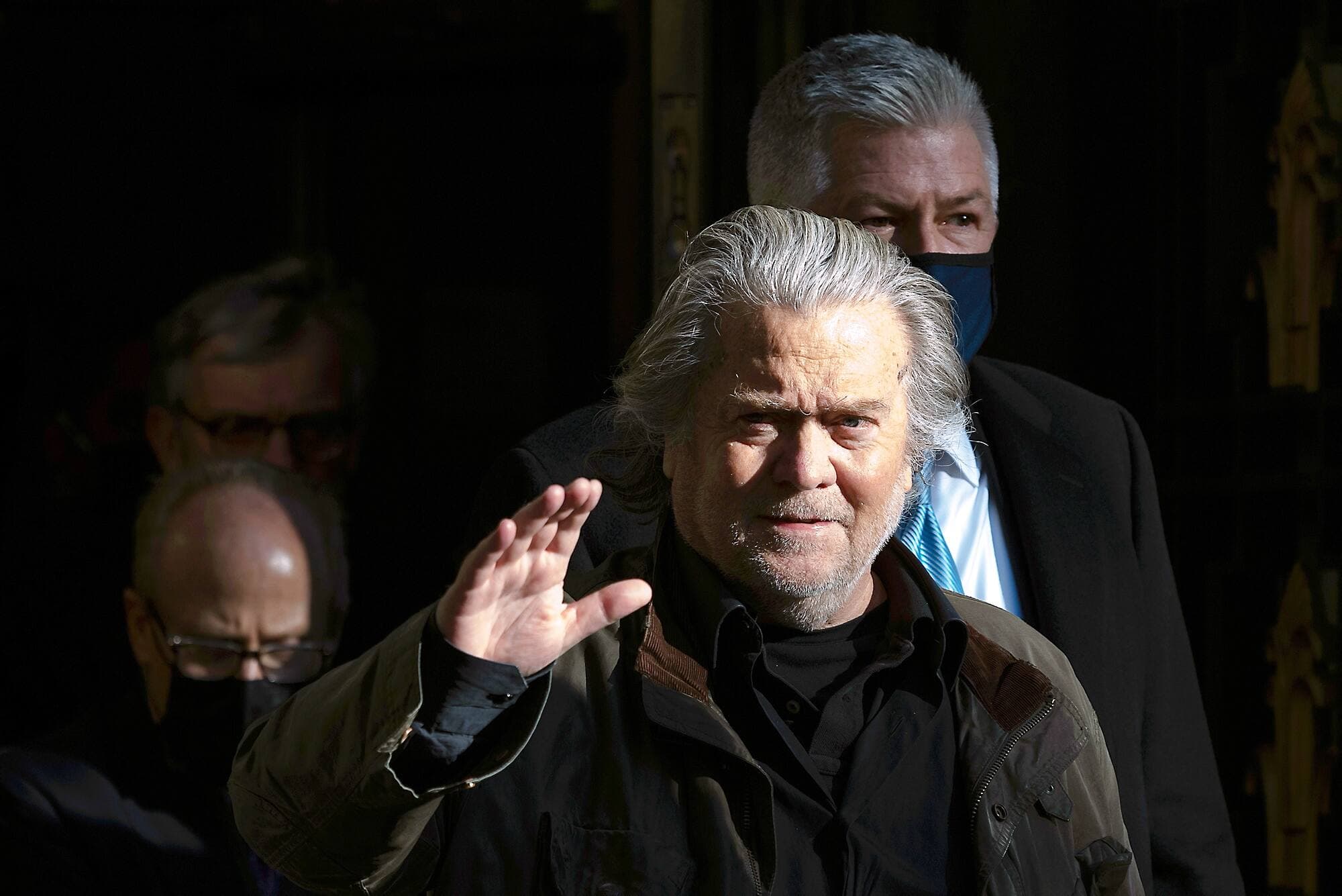 L’ancien conseiller de l’administration Trump à la Maison-Blanche, Steve Bannon, quitte le tribunal après une comparution lundi à Washington, DC