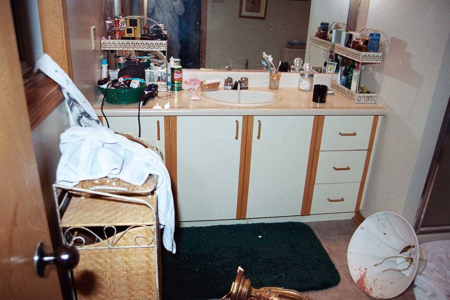 La lampe que Nadia Panarello aurait utilisée pour se protéger dans la salle de bain où elle a été tuée le 12 février 2004.