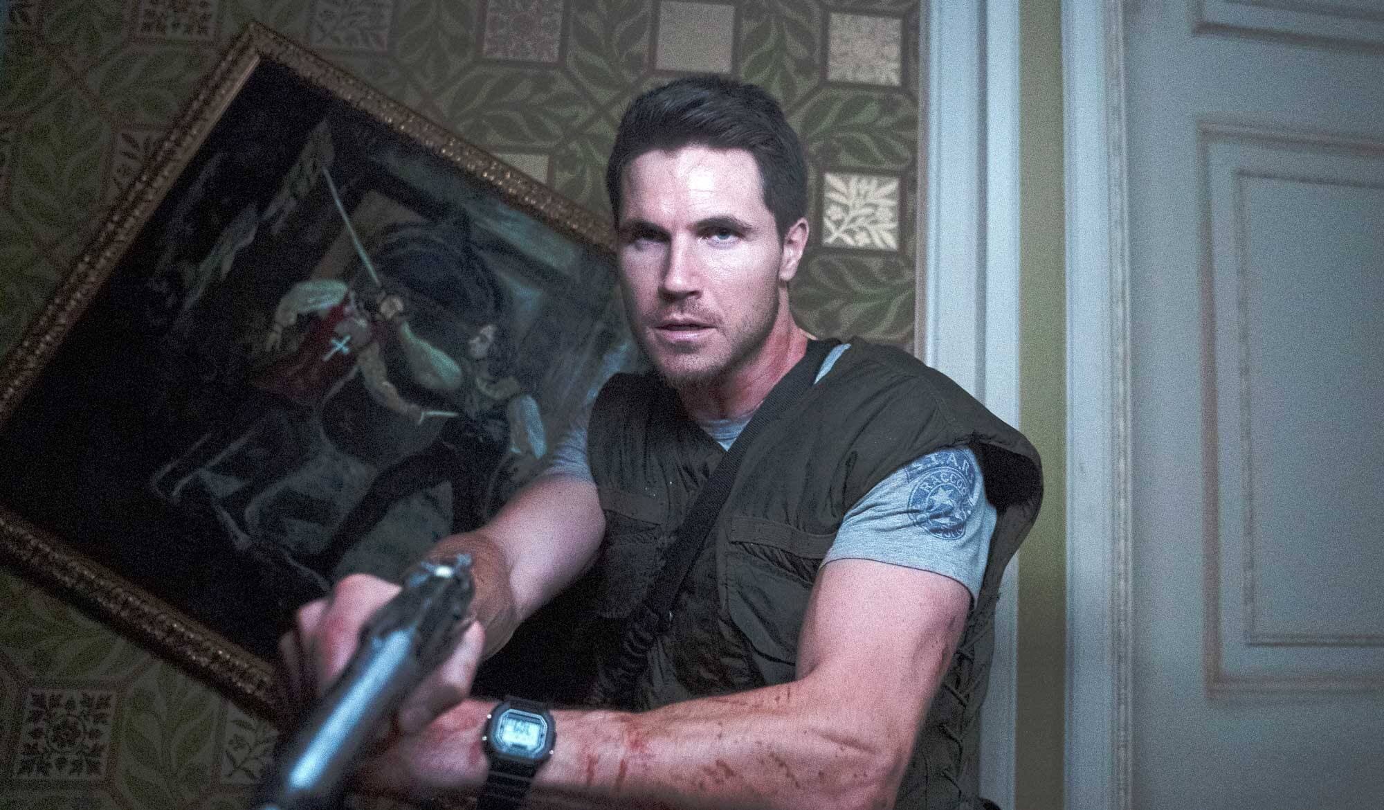 Robbie Amell dans une scène de Resident Evil: Welcome to Raccoon City.