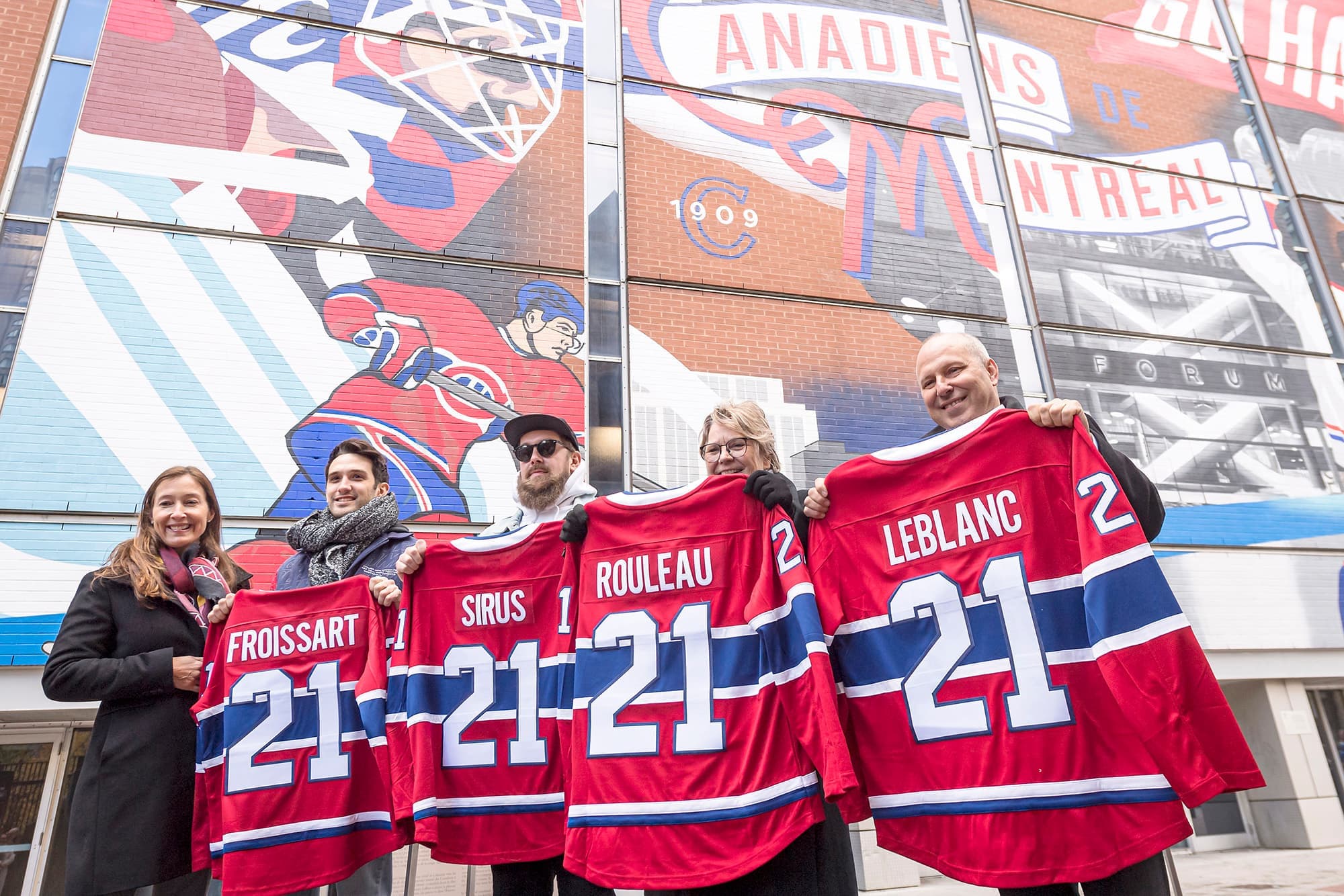 France Margaret Bélanger, présidente Sports et divertissement, Groupe CH était accompagnée de Alexis Froissart, Marc Sirus, la ministre Chantal Rouleau et Michel Leblanc pour le dévoilement d’une murale au Centre Bell, vendredi.