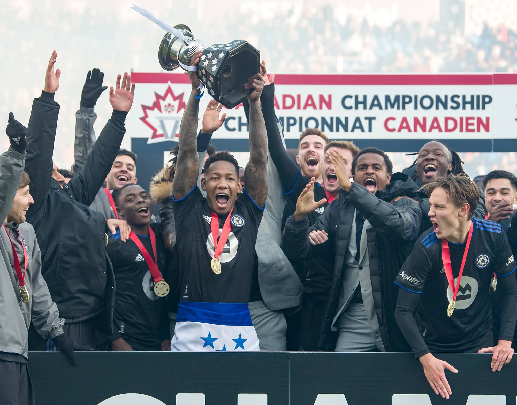 Auteur du but victorieux, Romell Quioto a levé fièrement le trophée remis aux champions canadiens dimanche.