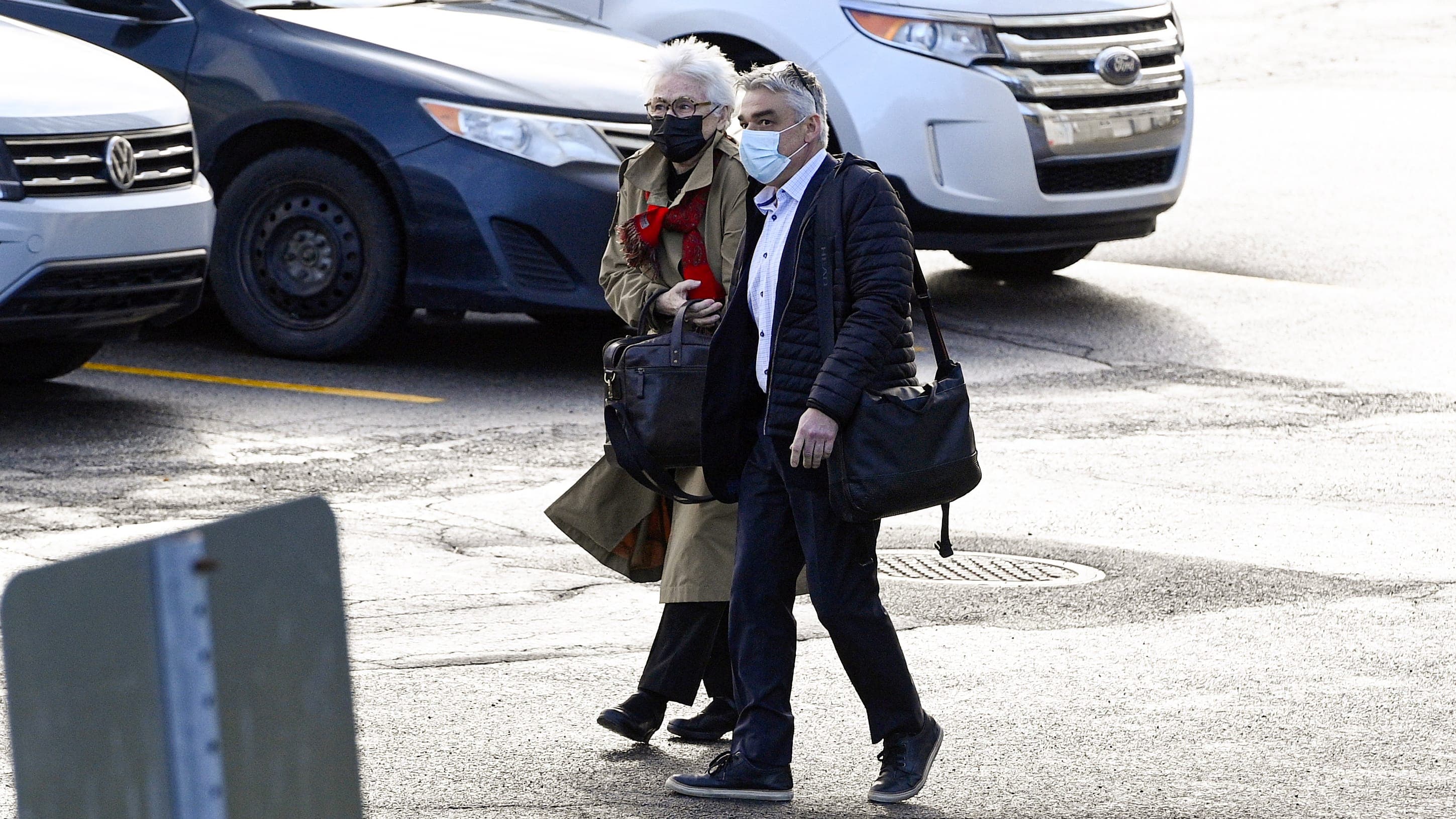 Cora Tsouflidou et son fils Nicholas Tsouflidis marchant vers le palais de justice de Laval.
