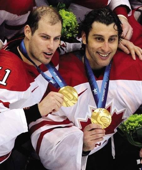 Médaille d'or au cou, Roberto Luongo savoure le moment avec son coéquipier Ryan Getzlaf.