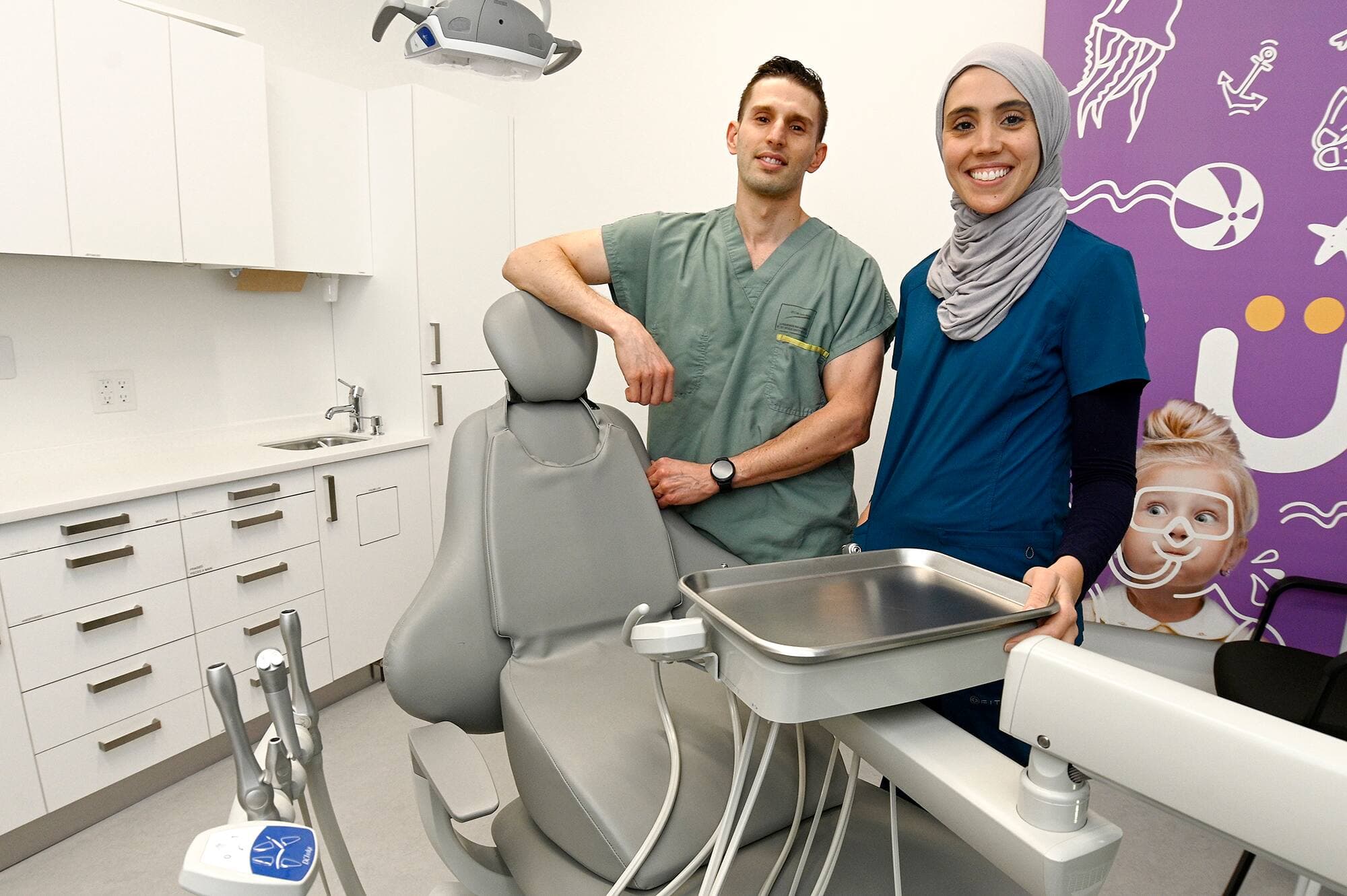 La dentiste Tasnim Alami Laroussi a constaté très tôt dans sa carrière que les petits Québécois manquent cruellement d’accès aux soins dentaires. Elle a donc créé, avec son mari, Farid Amer Ouali, la clinique Sourires solidaires, à Laval, où la photo a été prise.