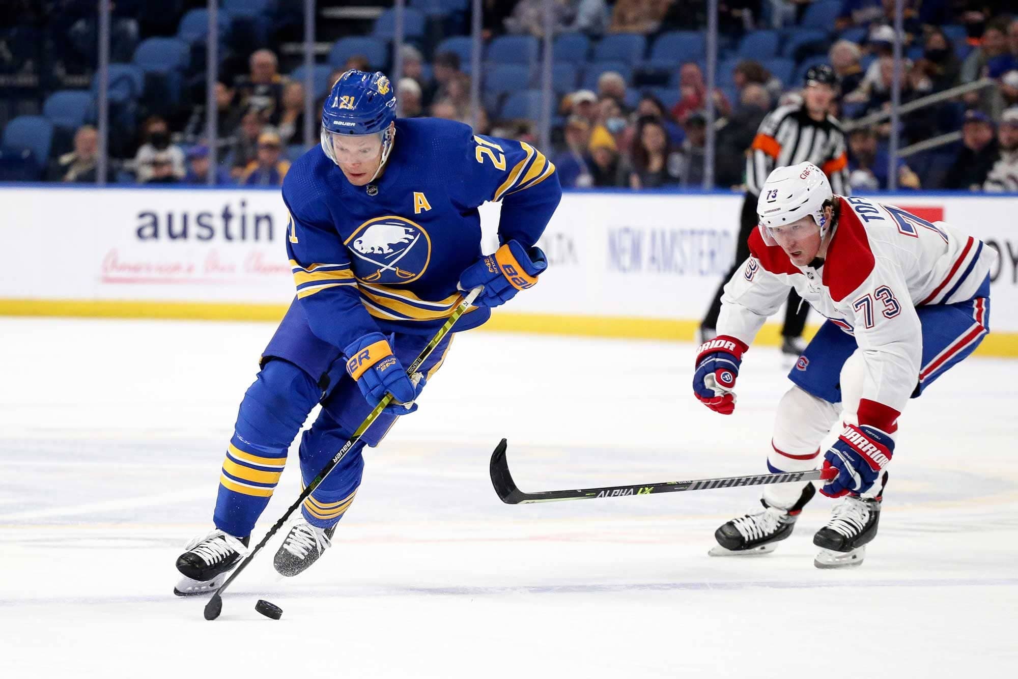 Kyle Okposo n’a eu aucune difficulté à contourner Tyler Toffoli, vendredi soir, à Buffalo.