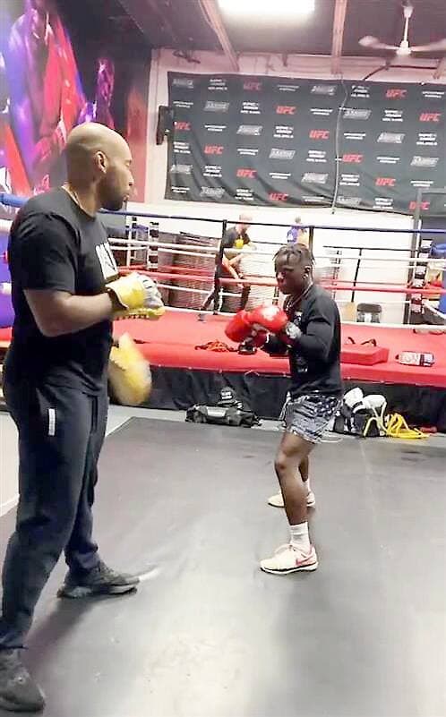 Le jeune s’entraînant avec le boxeur Éric Martel-Bahoeli.