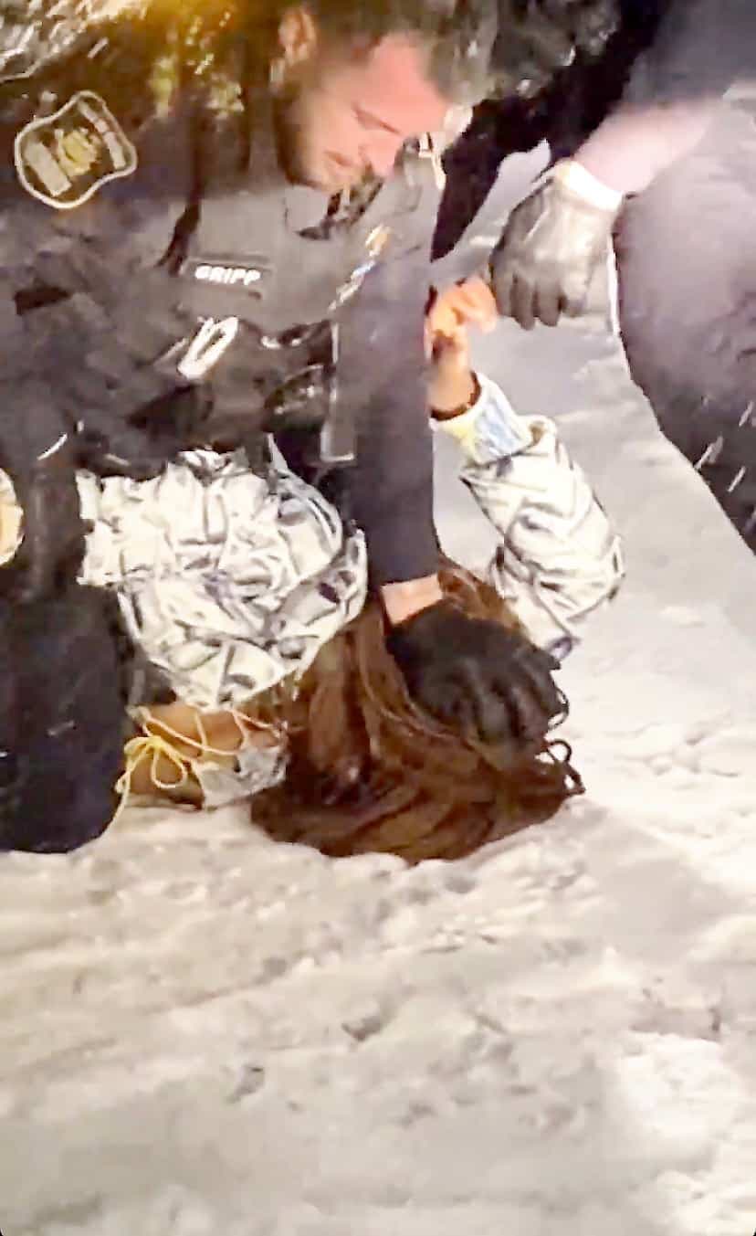 Des internautes ont ajouté des commentaires aux images de l’arrestation.