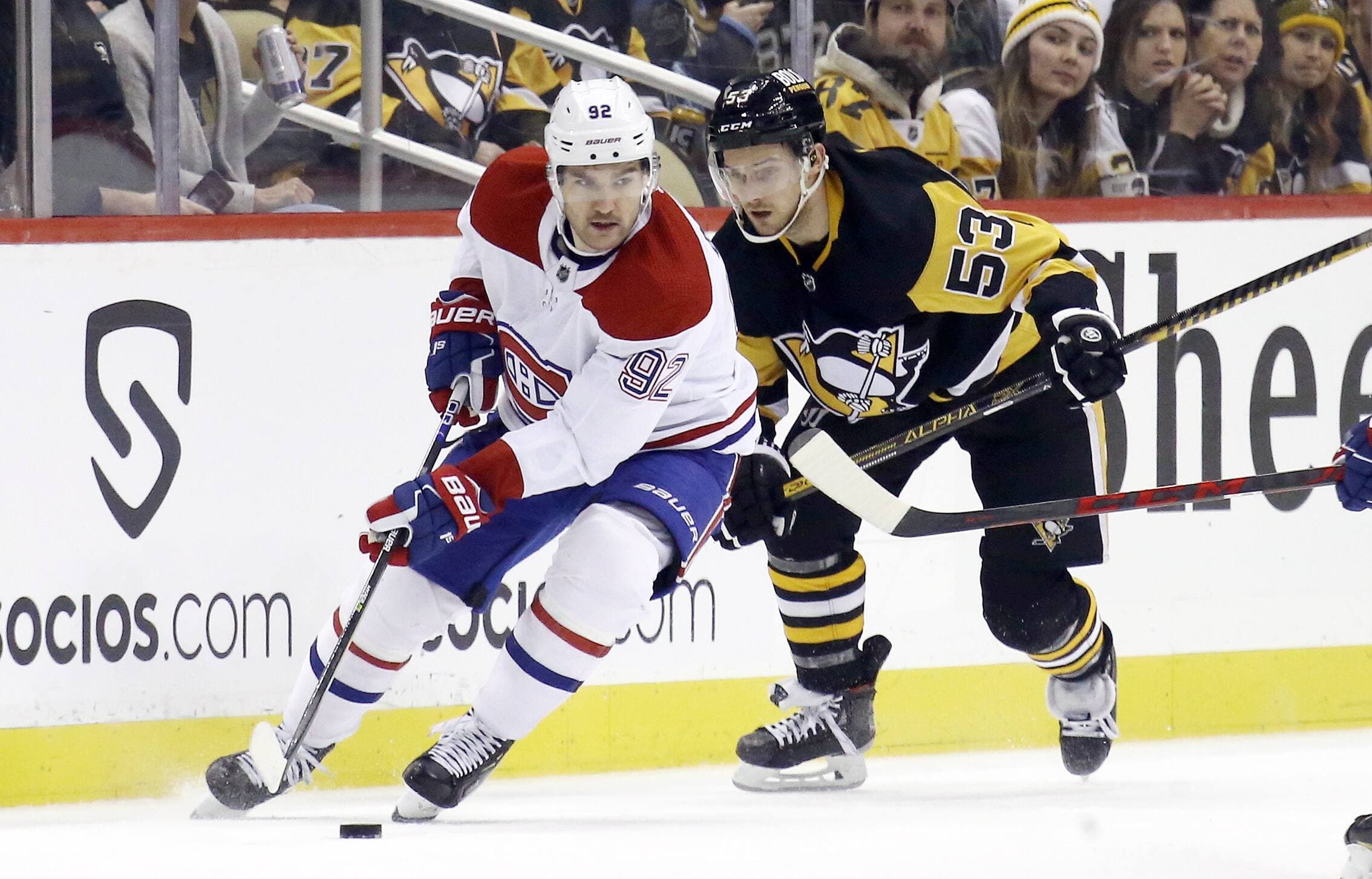 Jonathan Drouin a utilisé sa vitesse pour devancer son pourchassant Teddy Blueger.