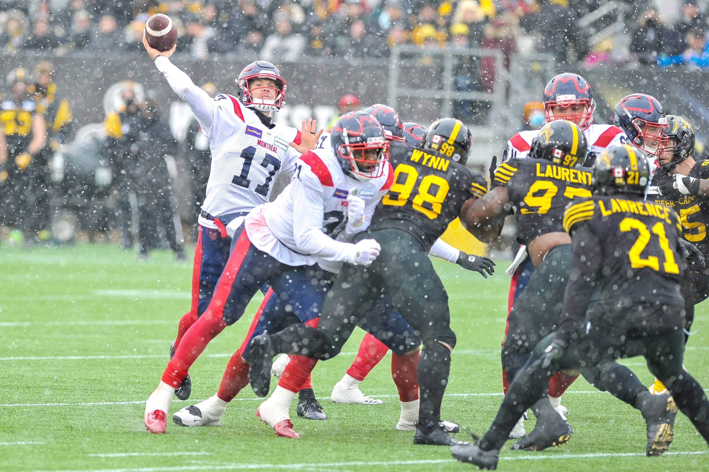 Le quart-arrière Trevor Harris a rejoint plusieurs receveurs, dimanche. Il a conclu le match avec 364 verges au compteur.