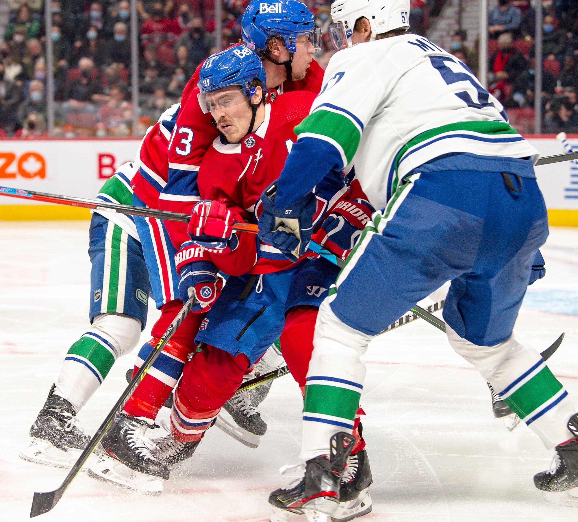 Brendan Gallagher s’est retrouvé coincé entre son coéquipier Tyler Toffoli et le défenseur des Canucks Tyler Myers, lundi soir, lors de la troisième période, au Centre Bell.