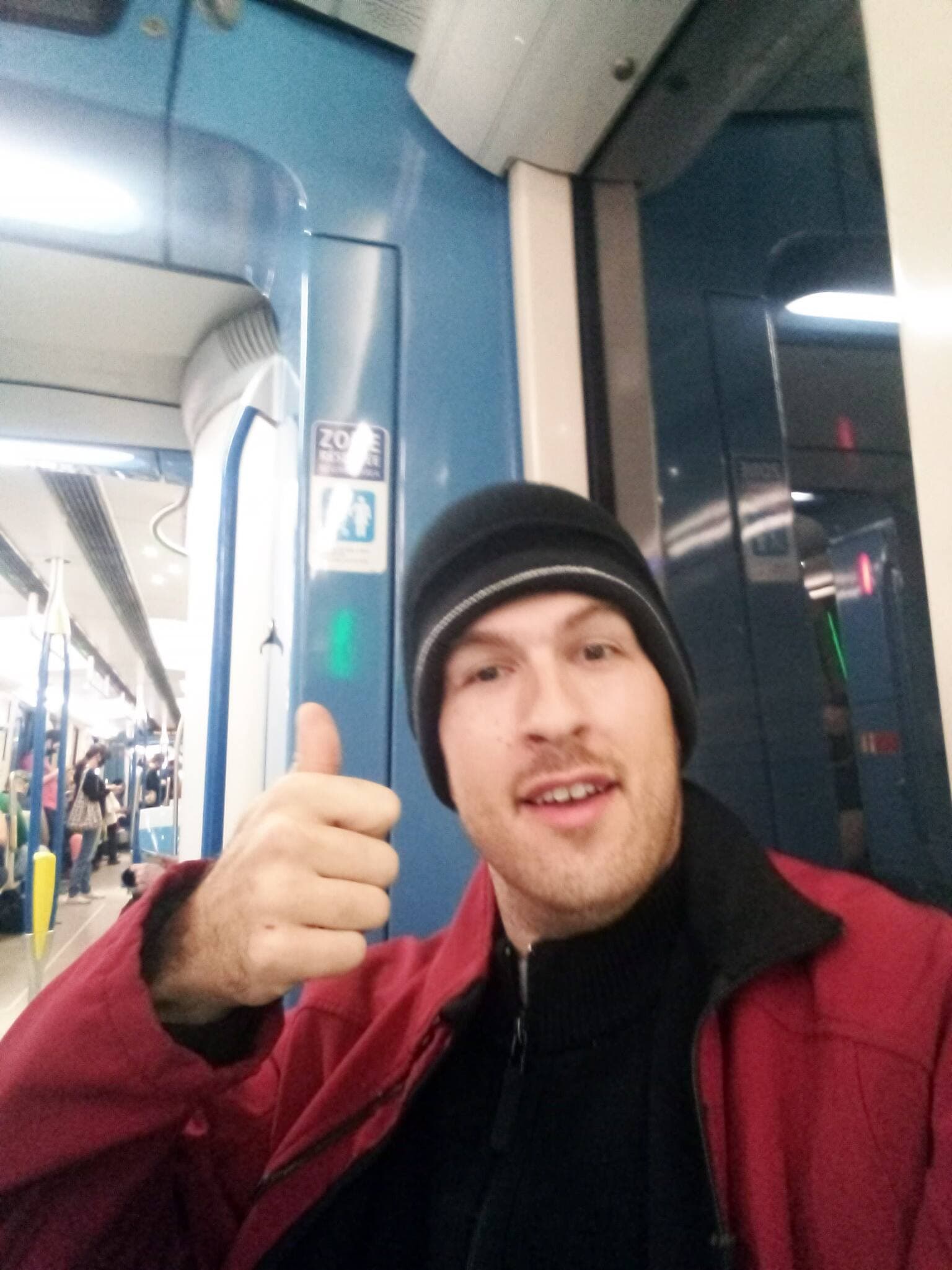 Égoportrait d’Alexandre Barrière sans masque dans le métro de Montréal. C’est dans un de ces wagons qu’il a agressé verbalement des enfants masqués.