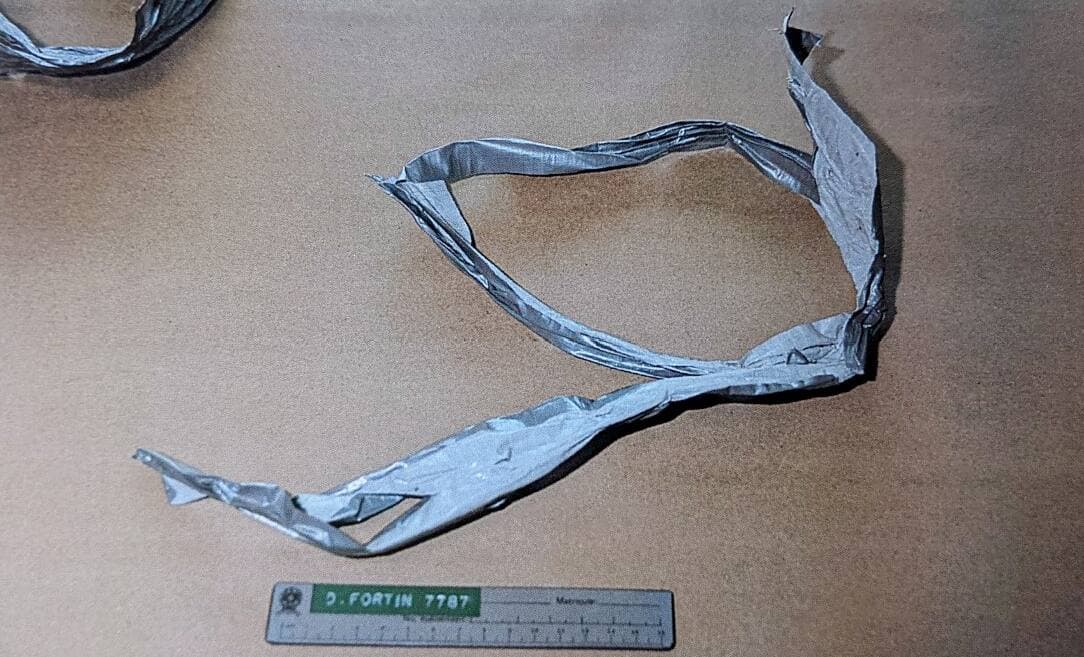 Le ruban qui a servi à le ligoter.
