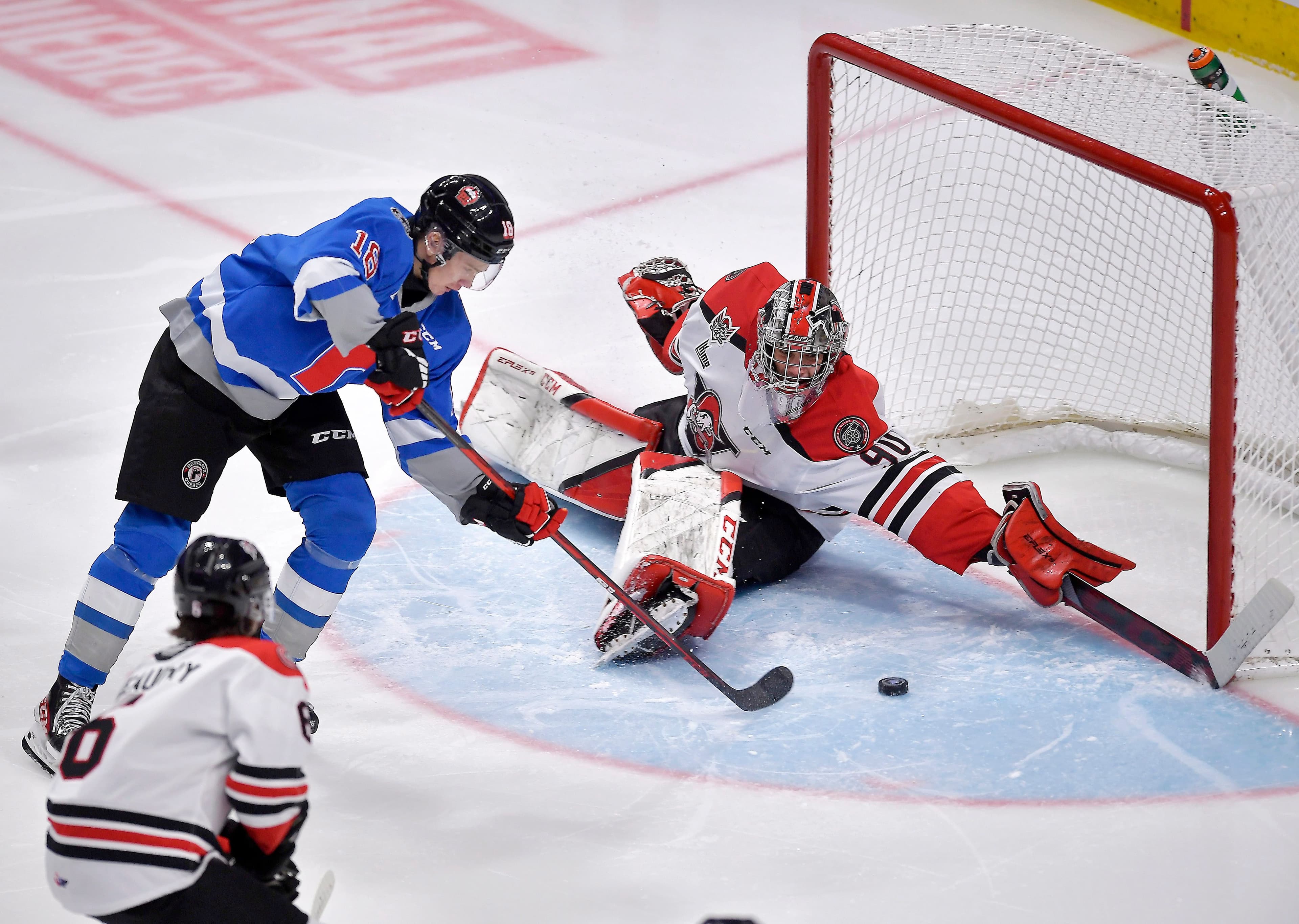 Le gardien des Voltigeurs Francesco Lapenna a multiplié les acrobaties samedi. Sur cette séquence, il s’est étiré de tout son long pour priver Viljami Marjala d’un but certain.
