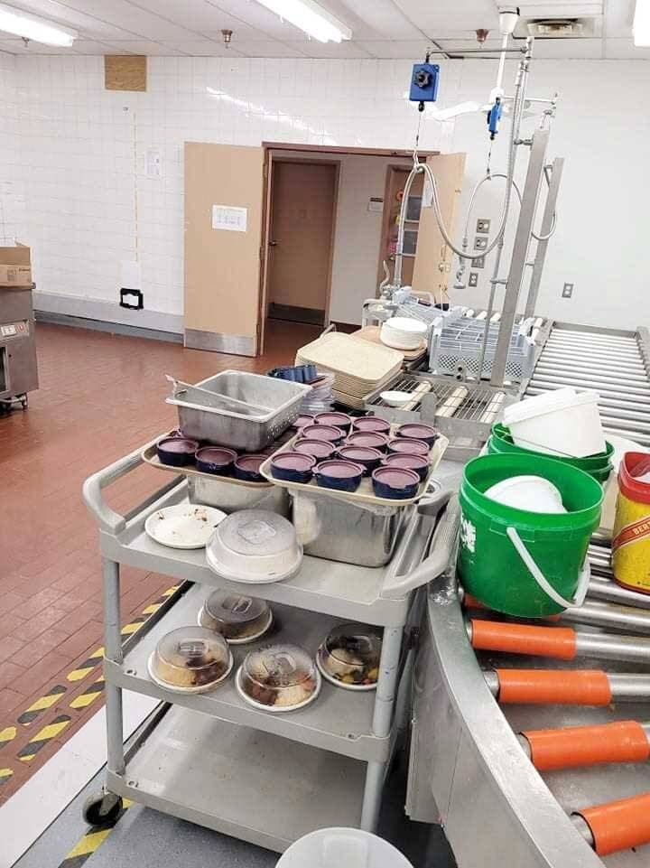 Le manque de personnel occasionnel et le bris de certains équipements empêchent aussi que la vaisselle et les ustensiles soient lavés correctement. Il arrive alors très régulièrement que les résidents mangent avec des couverts en plastique.