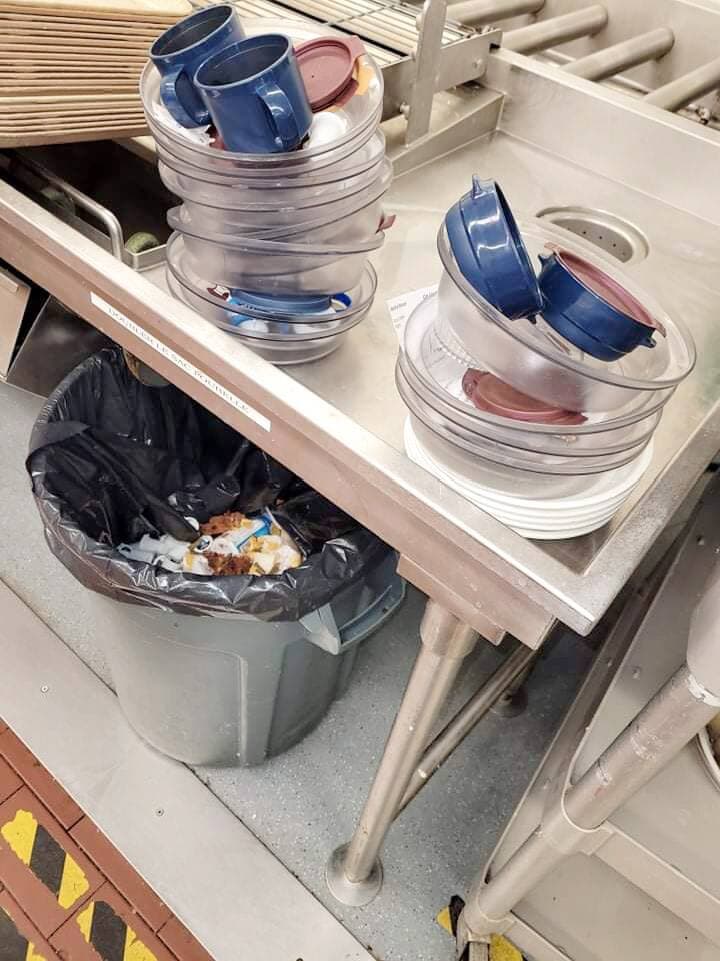 À cause du manque de personnel, il arrive souvent que les employés de la veille n’aient pas eu le temps de faire la vaisselle et de s’occuper des poubelles.