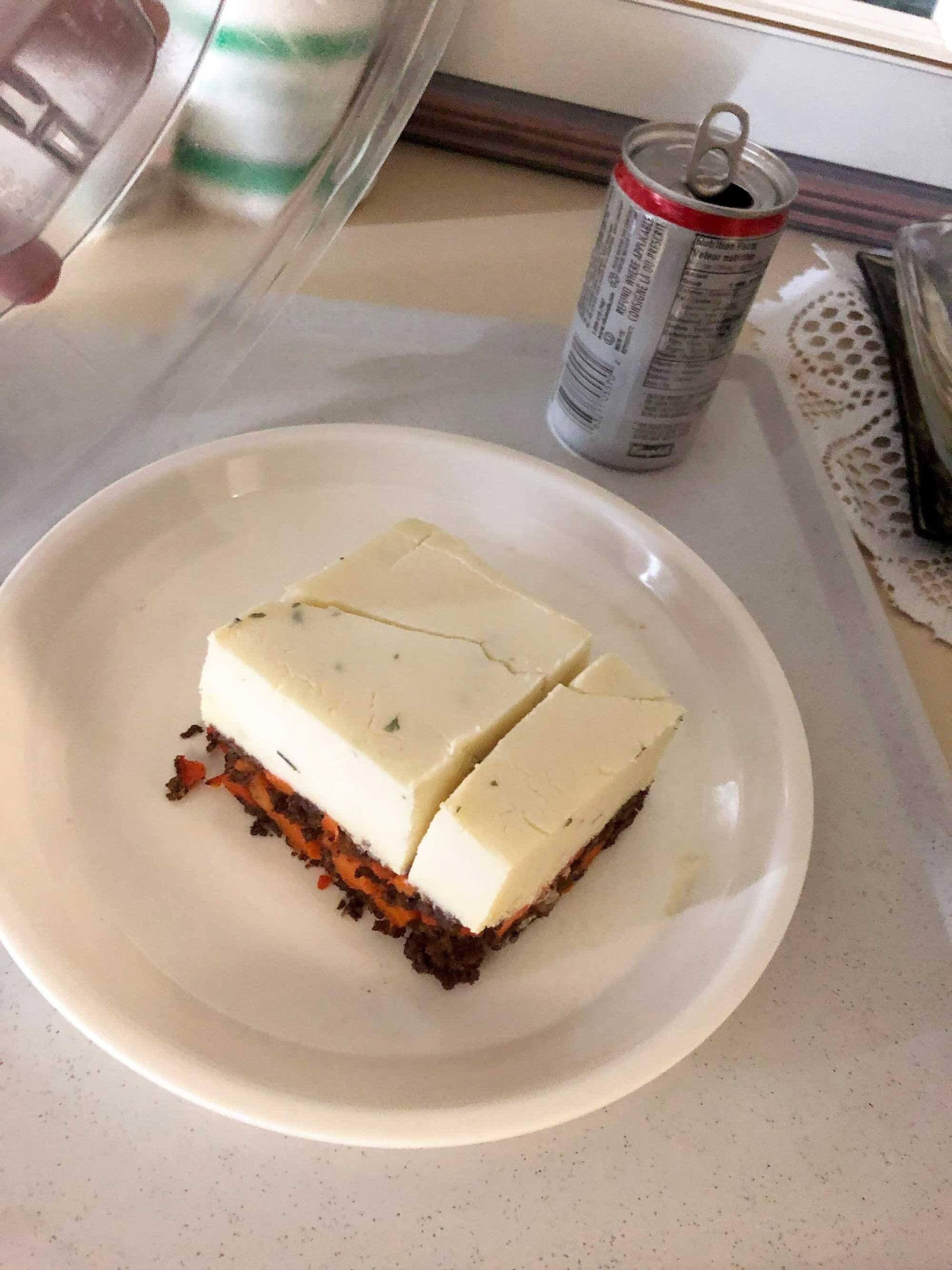 Pour dîner, un résident d’un CHSLD du CIUSSS du Nord-de-l’Île-de-Montréal a eu droit à un pâté chinois sans maïs et sec à cause du réchauffement inadéquat du plat.