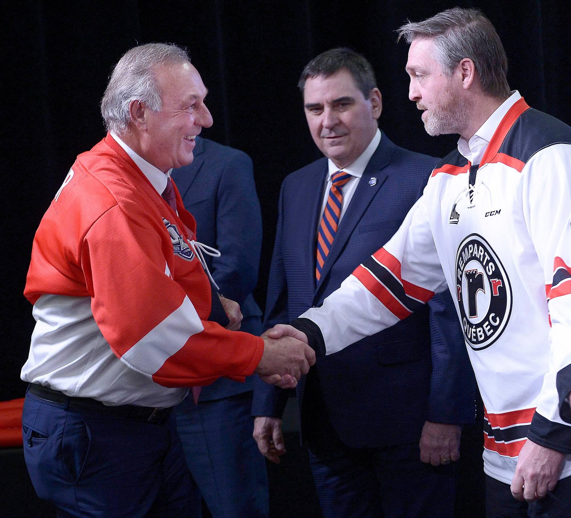 Guy Lafleur, enfilant un chandail des Remparts,
et Patrick Roy s’étaient serré la main, sous les yeux
du commissaire de la LHJMQ, Gilles Courteau, en
février 2019, à Québec.