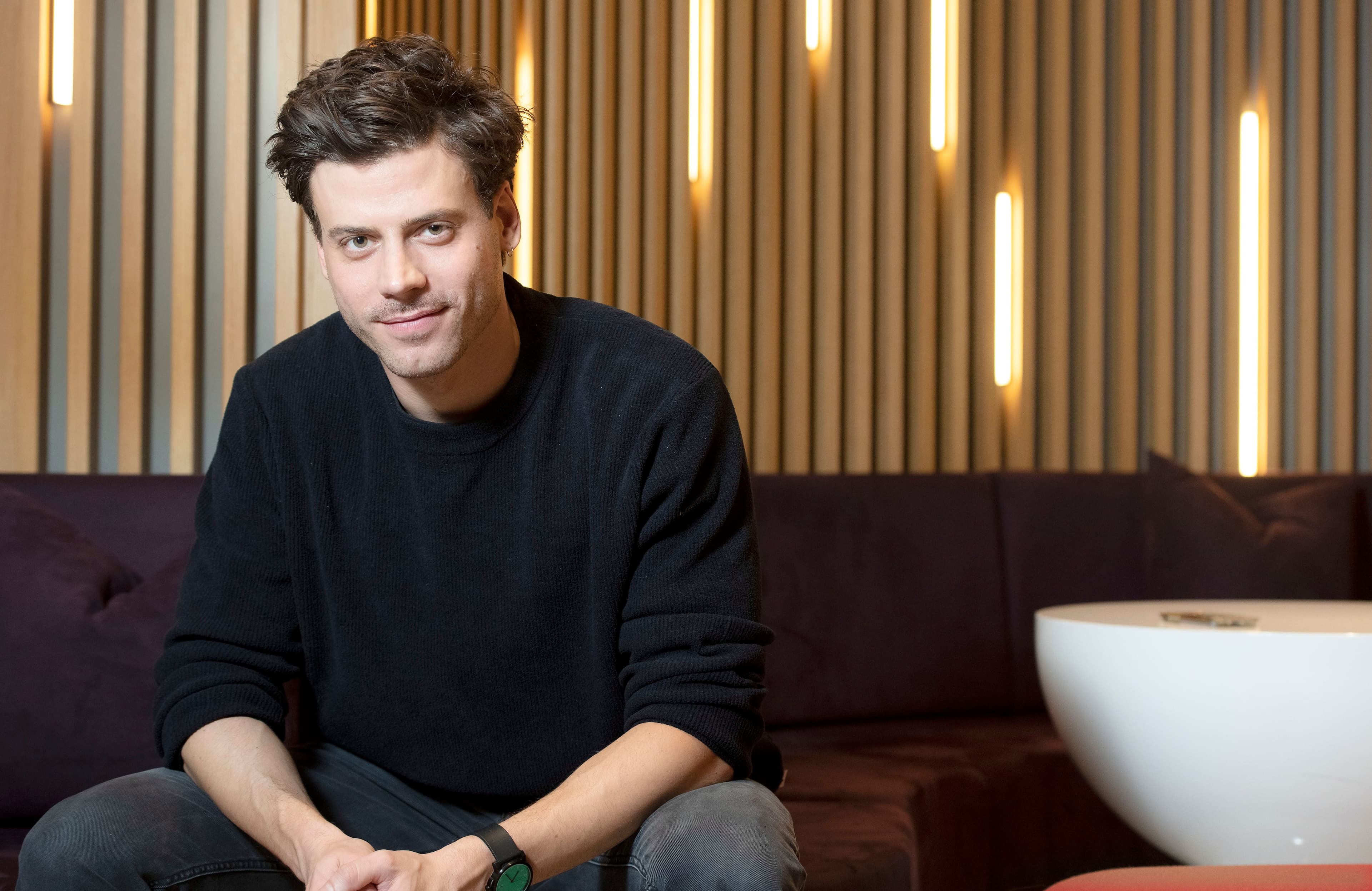 Après avoir souvent joué des personnages ténébreux, François Arnaud incarne un jeune homme épicurien dans la comédie dramatique Au revoir le bonheur.