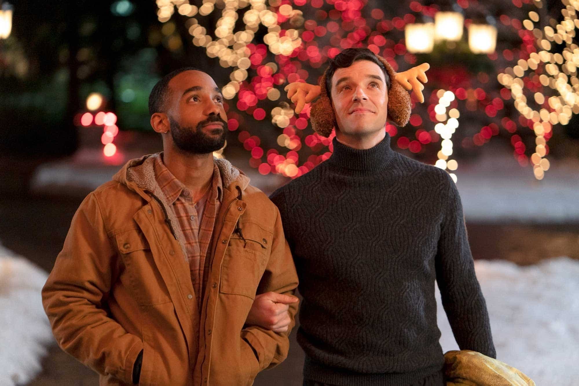 Michael Urie et Philemon Chambers tiennent la vedette de Que souffle la romance.