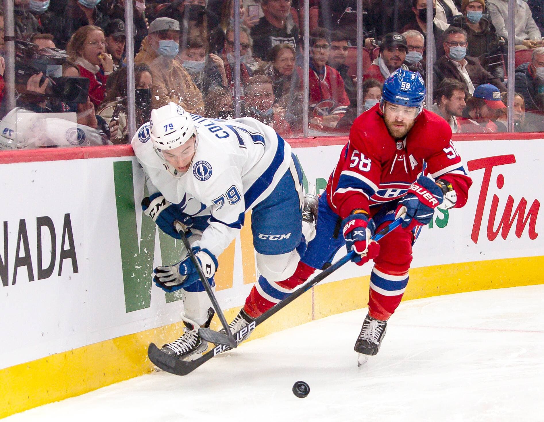 David Savard a tenté d’empêcher Ross Colton de s’emparer de la rondelle, mardi soir.
