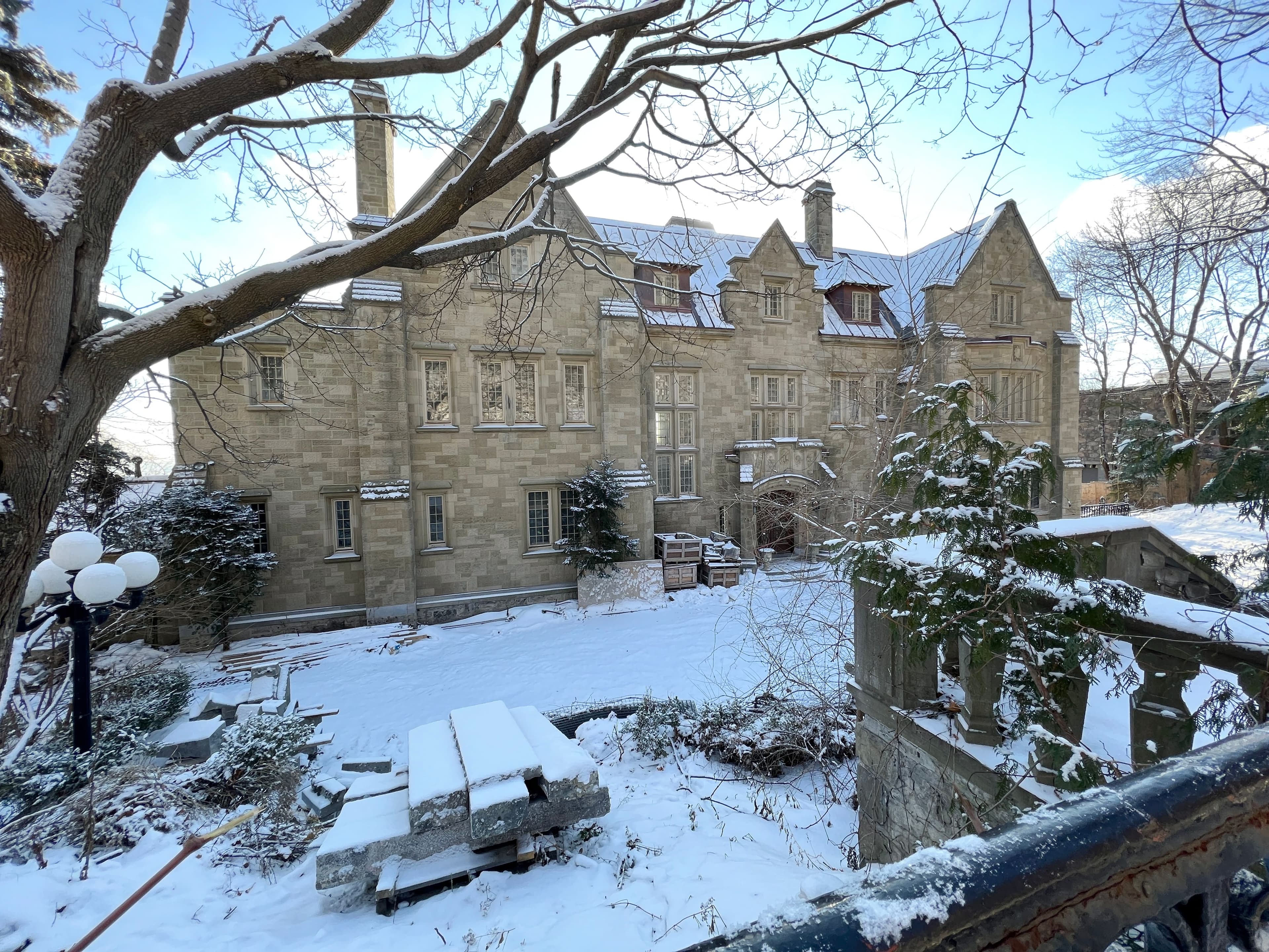 Cette propriété de la très prisée l'avenue Sunnyside, à Westmount, s’est vendue 18,5 millions de dollars, le mois dernier. Elle compte 10 chambres à coucher et 10 salles de bain et offre une vue de Montréal à couper le souffle. La vente comprend aussi une deuxième demeure, attenante à la première, qui compte trois chambres et deux salles de bain.