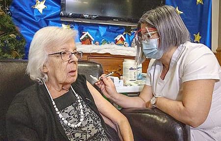 Le tout premier vaccin administré au pays a été injecté à Gisèle Lévesque, au CHSLD Saint-Antoine de Québec, le 14 décembre 2020. Ce moment aura été le point de départ d’une campagne qui est venue avec un nombre incalculable de directives à assimiler pour les dirigeants de l’opération vaccination.